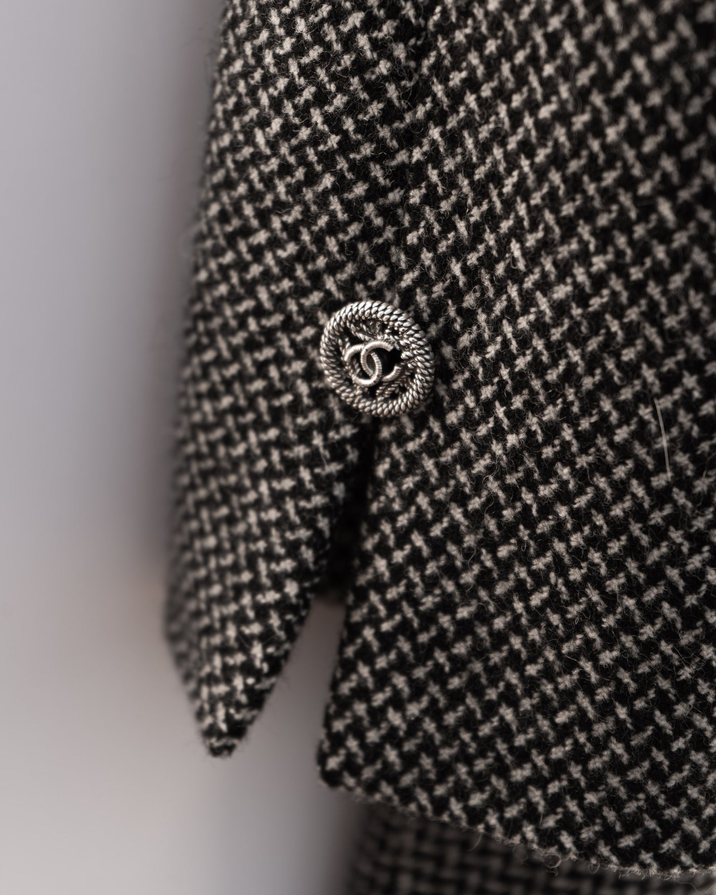 FR34-36 Chanel Cruise 2014 Three Pocket Long Cut Black and White Jacket - Vintage Chanel Jacket - - Rarchive.