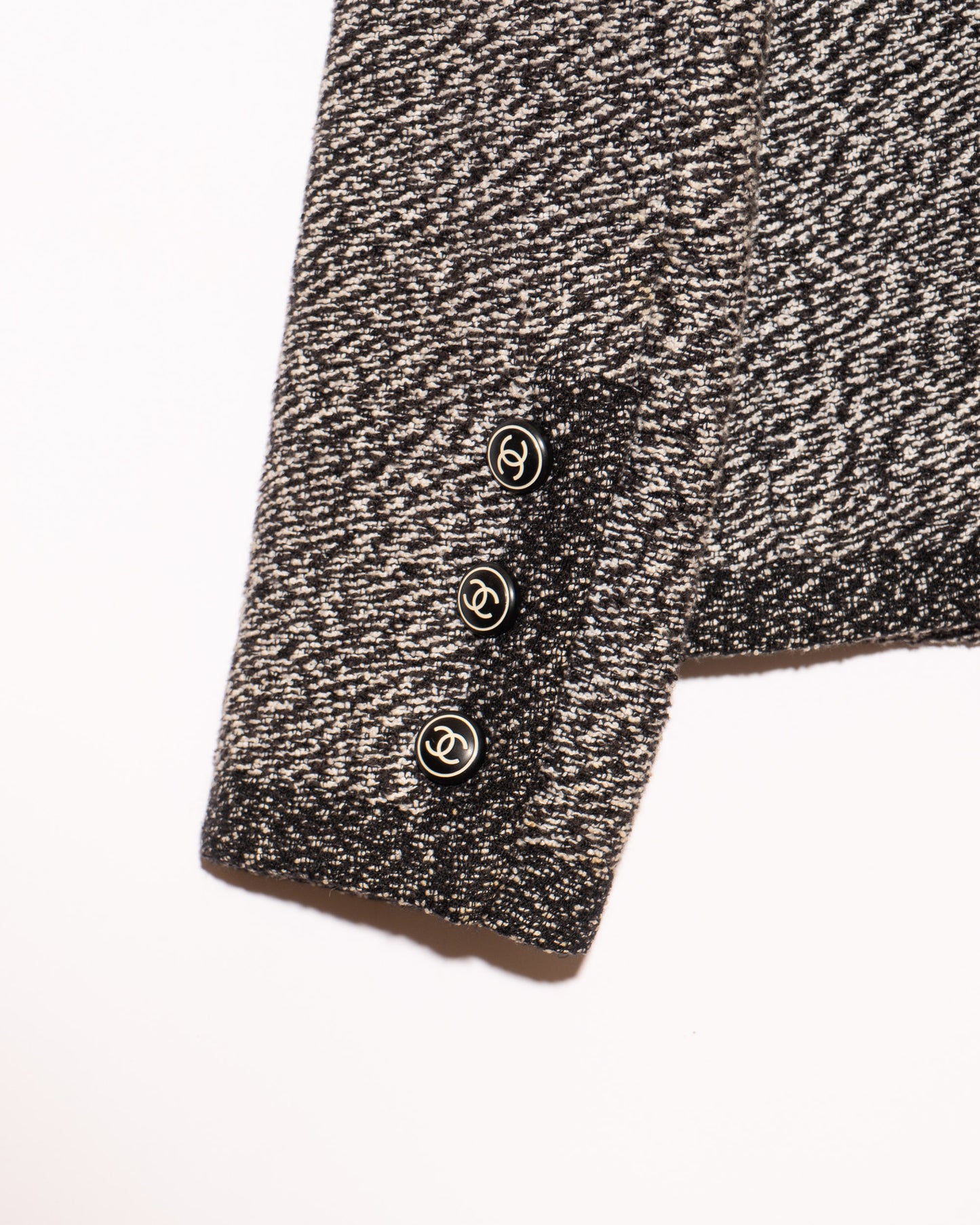 FR38-40 Chanel Cruise 1997 Four Pocket Collarless Black and White Melange Tweed Jacket - Vintage Chanel Jacket - - Rarchive.