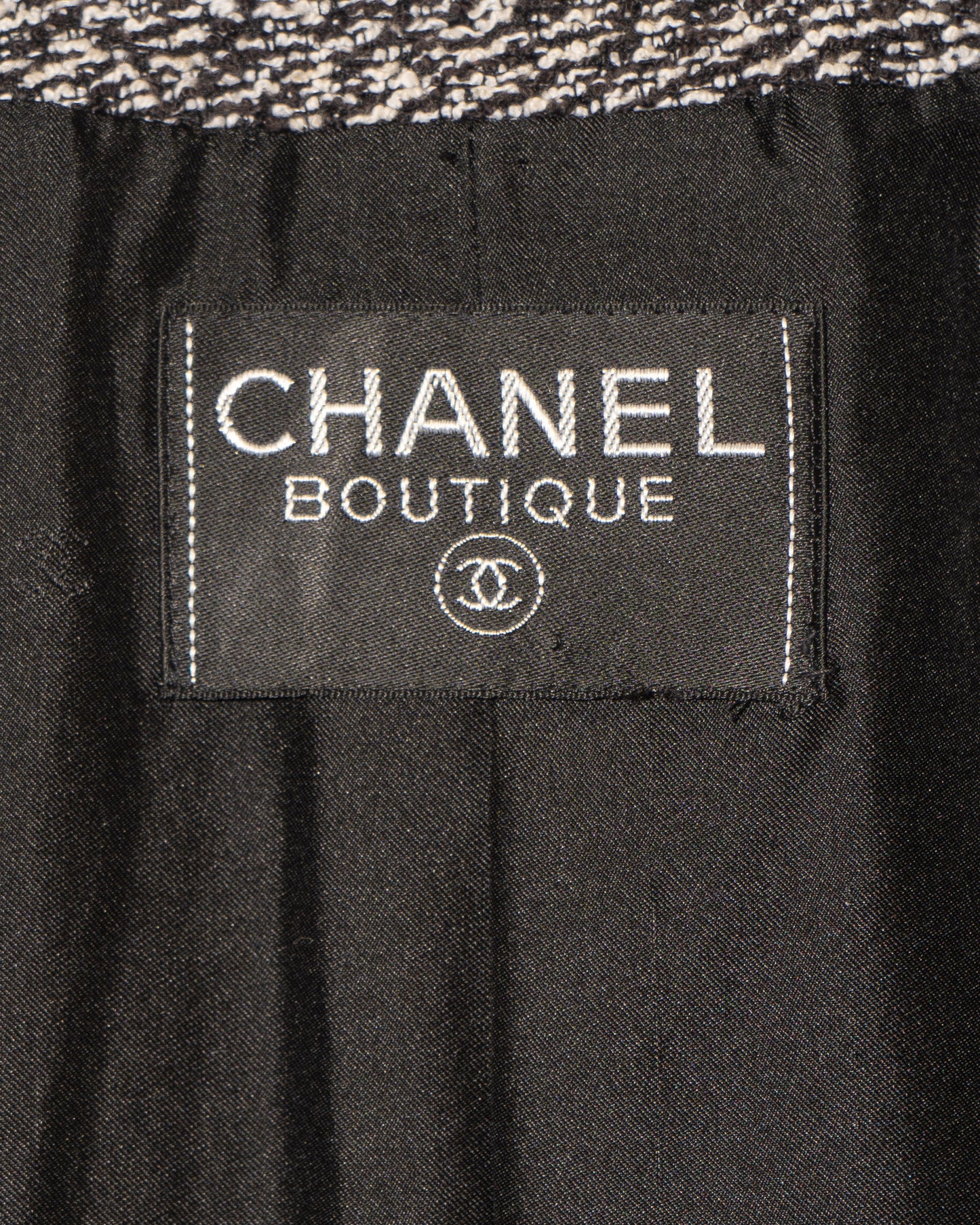 FR38-40 Chanel Cruise 1997 Four Pocket Collarless Black and White Melange Tweed Jacket - Vintage Chanel Jacket - - Rarchive.