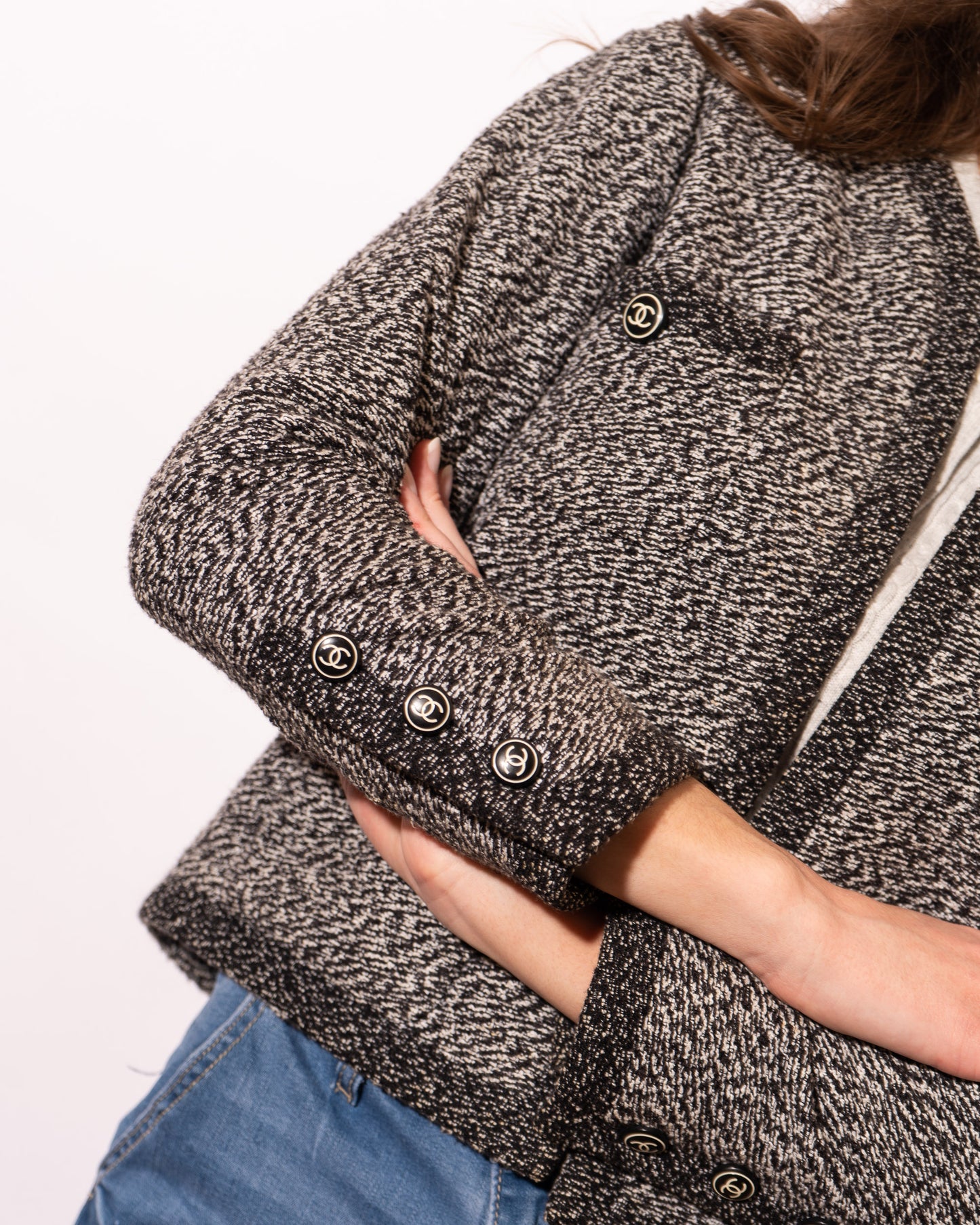 FR38-40 Chanel Cruise 1997 Four Pocket Collarless Black and White Melange Tweed Jacket - Vintage Chanel Jacket - - Rarchive.
