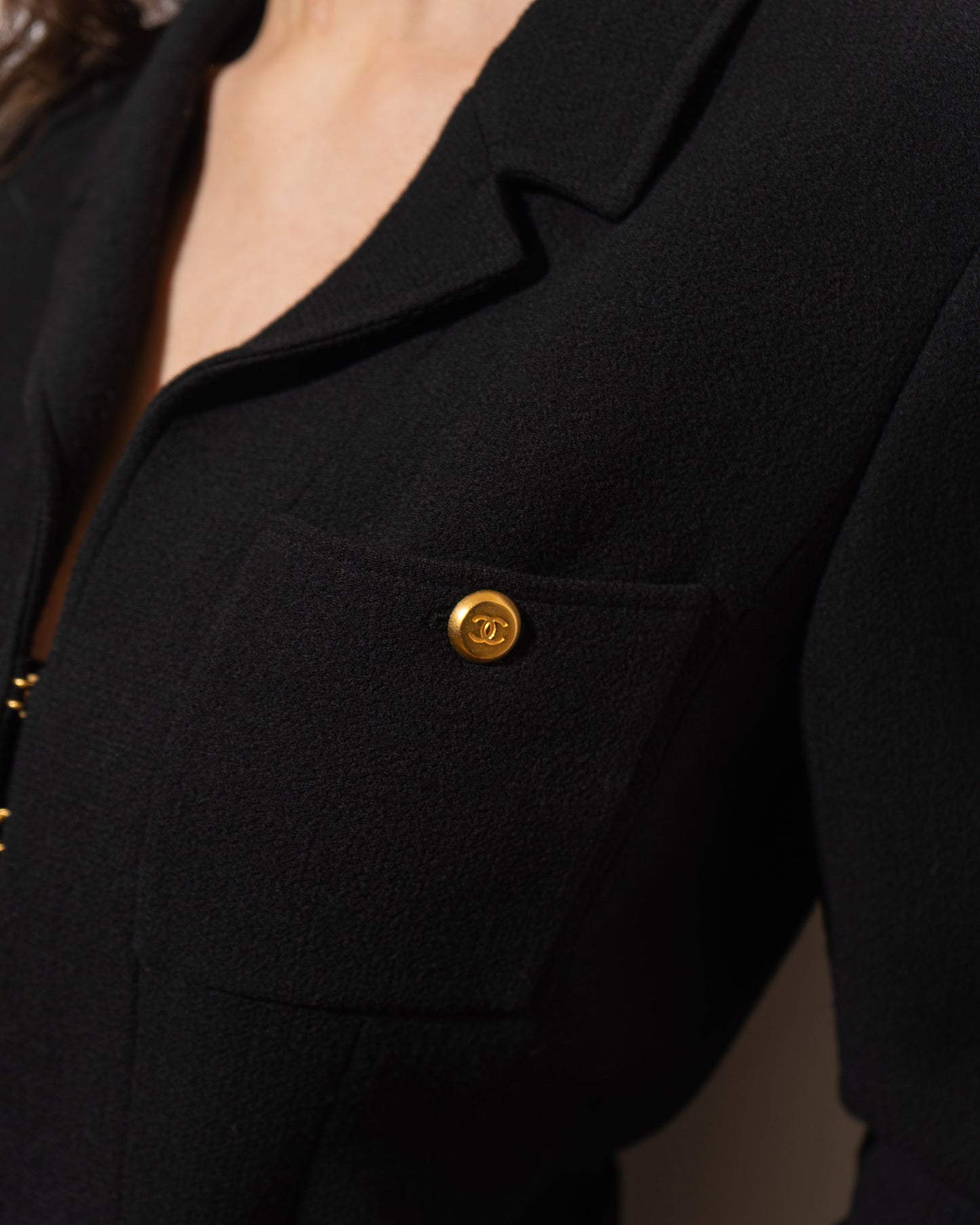 FR38-40 Chanel Fall 1996 Collarless Two-Pocketed Belted Jacket in Black Tweed - Vintage Chanel Jacket - - Rarchive.