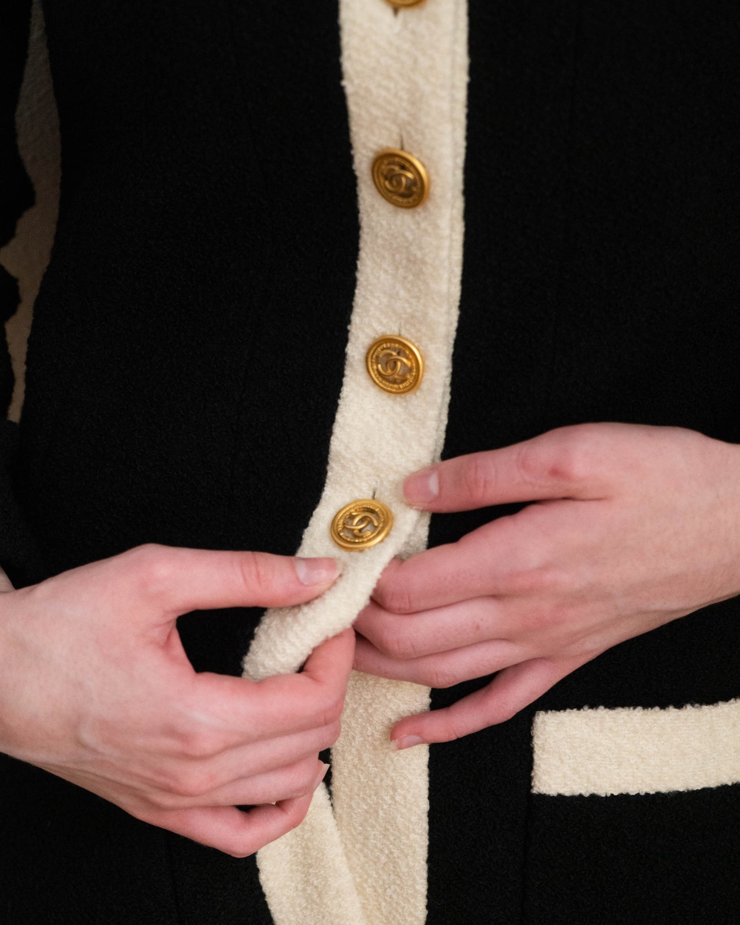 FR34-36 Rare Chanel Spring 1993 Classic Collarless Two Pocket Contrasting Trim Black and Cream Tweed Boucle Jacket - Vintage Chanel Jacket - - Rarchive.