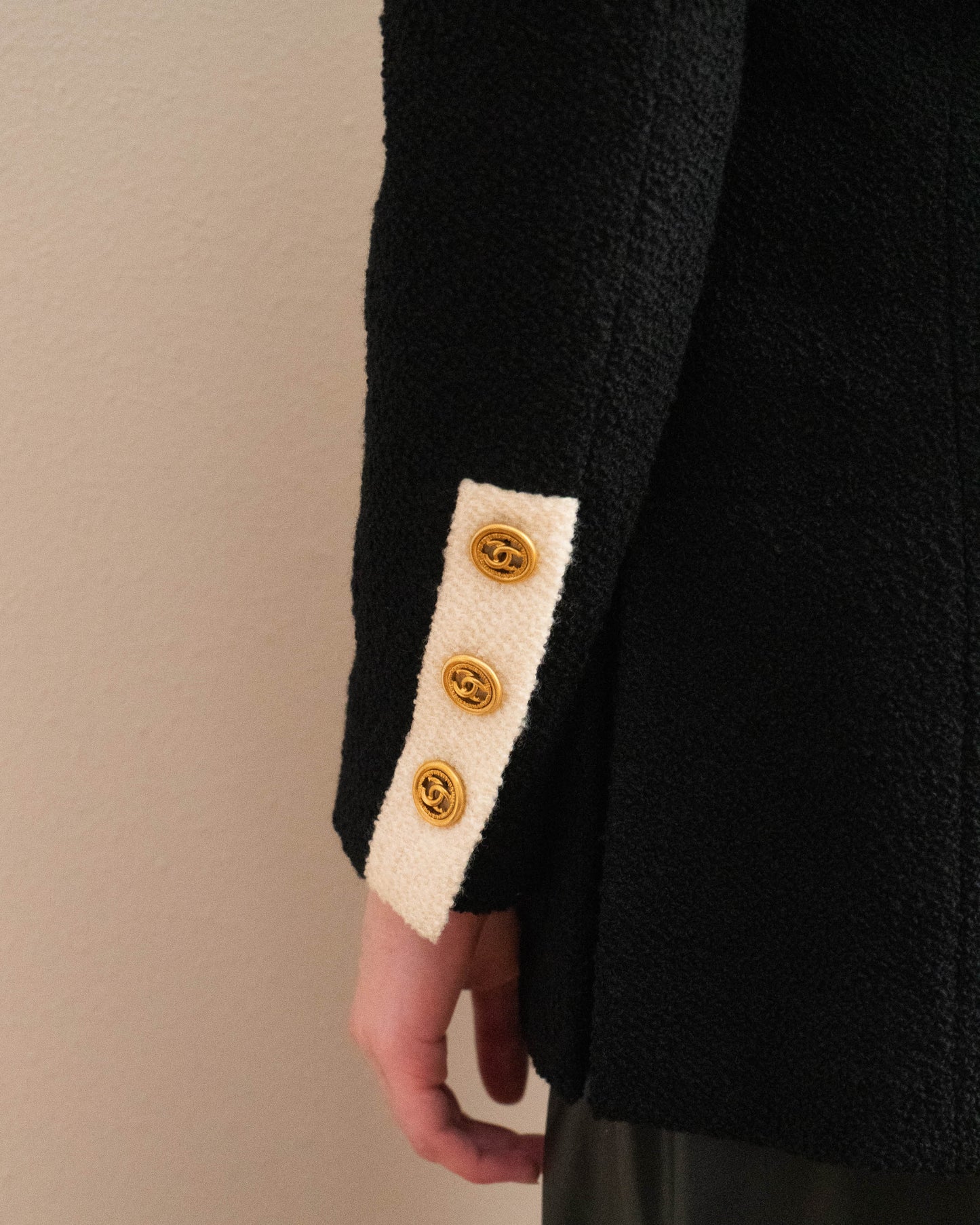 FR34-36 Rare Chanel Spring 1993 Classic Collarless Two Pocket Contrasting Trim Black and Cream Tweed Boucle Jacket - Vintage Chanel Jacket - - Rarchive.