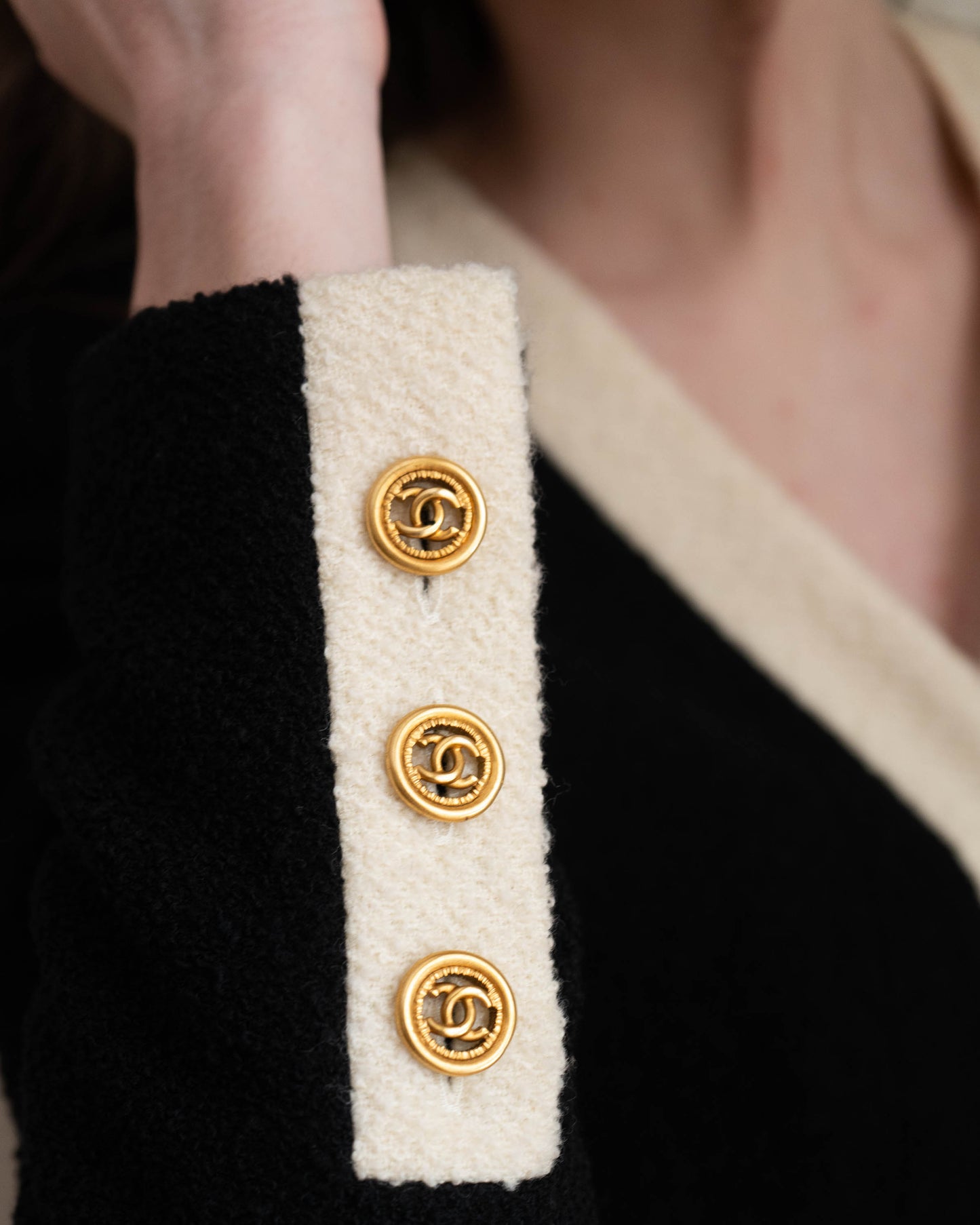 FR34-36 Rare Chanel Spring 1993 Classic Collarless Two Pocket Contrasting Trim Black and Cream Tweed Boucle Jacket - Vintage Chanel Jacket - - Rarchive.