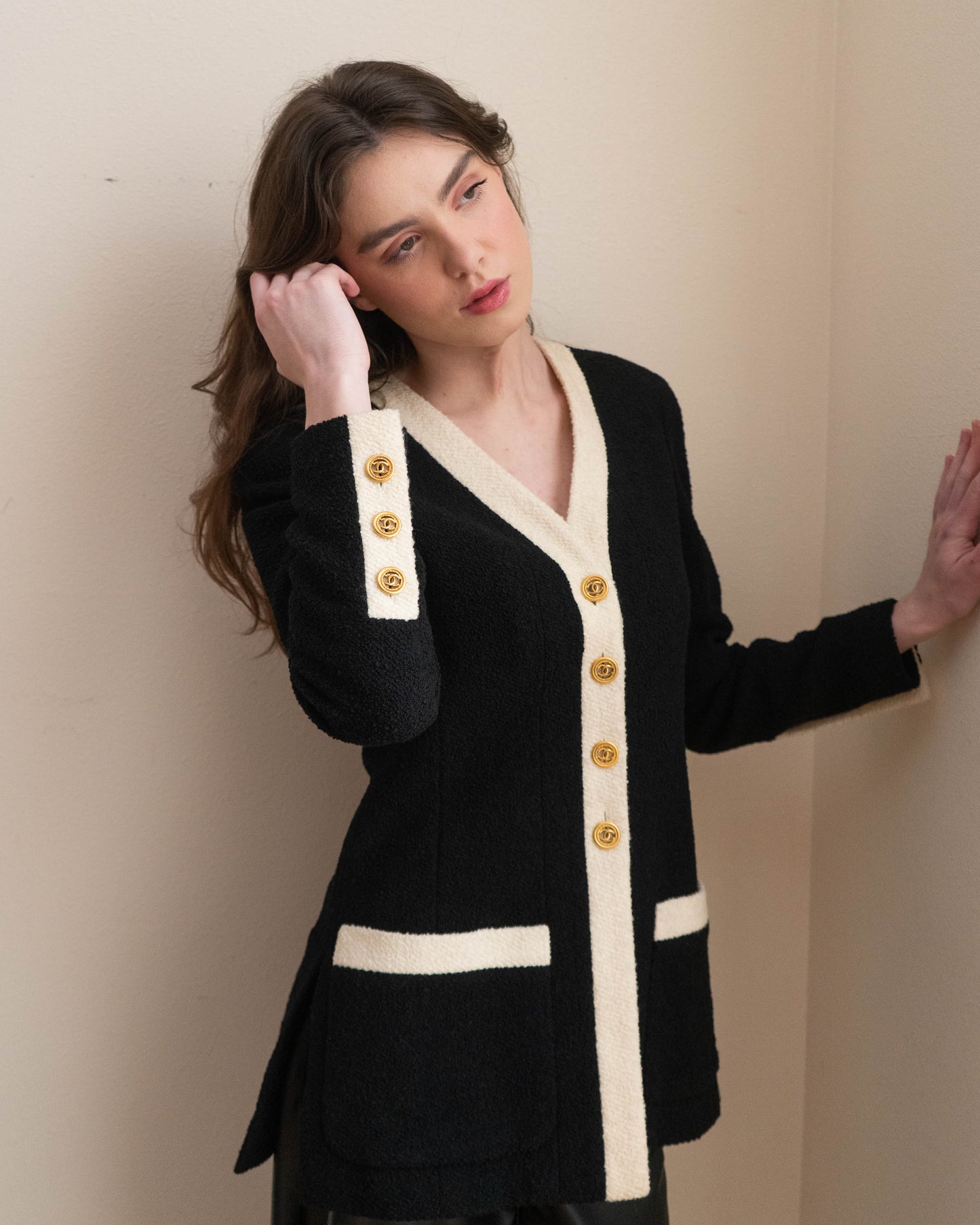 FR34-36 Rare Chanel Spring 1993 Classic Collarless Two Pocket Contrasting Trim Black and Cream Tweed Boucle Jacket - Vintage Chanel Jacket - - Rarchive.