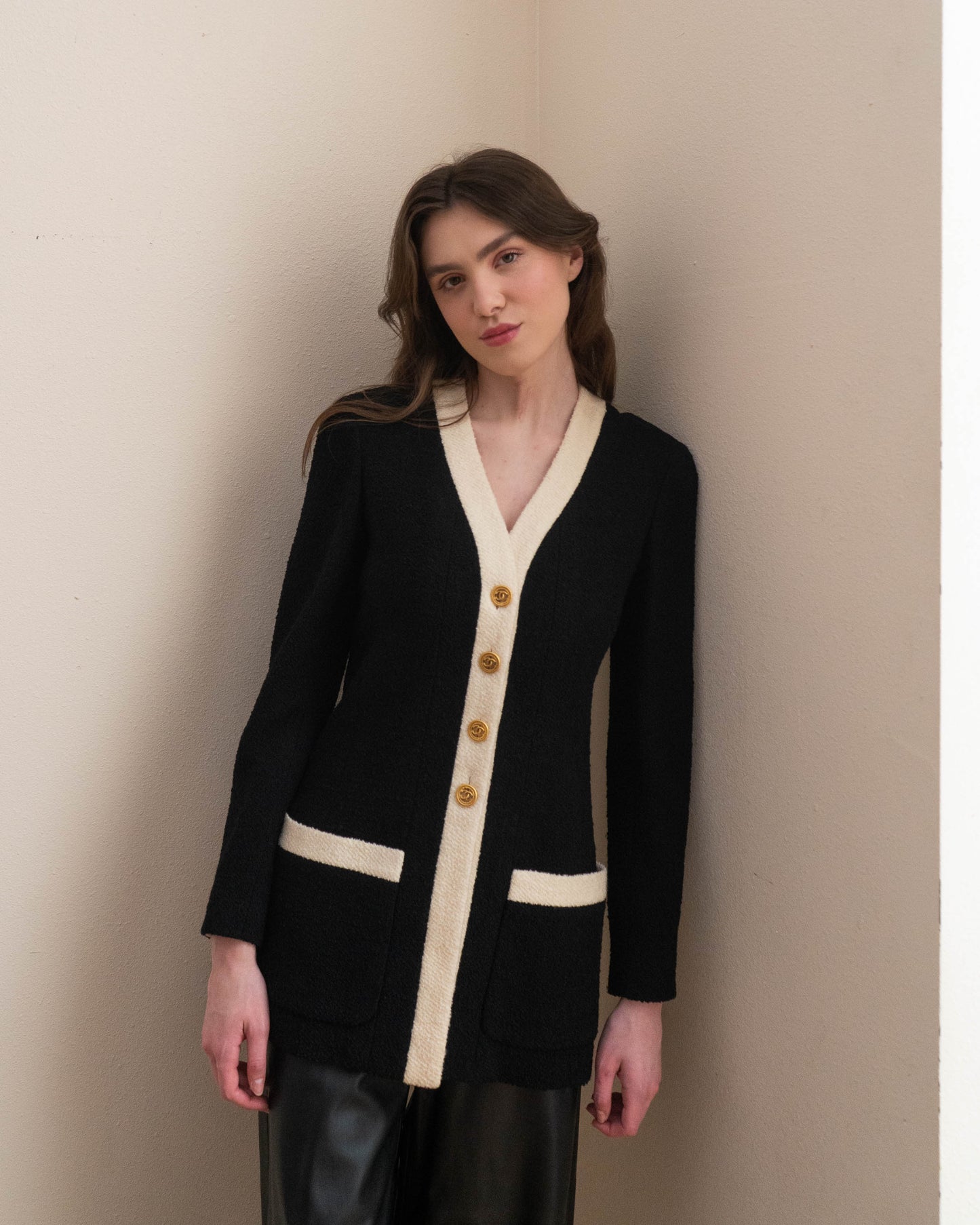 FR34-36 Rare Chanel Spring 1993 Classic Collarless Two Pocket Contrasting Trim Black and Cream Tweed Boucle Jacket - Vintage Chanel Jacket - - Rarchive.