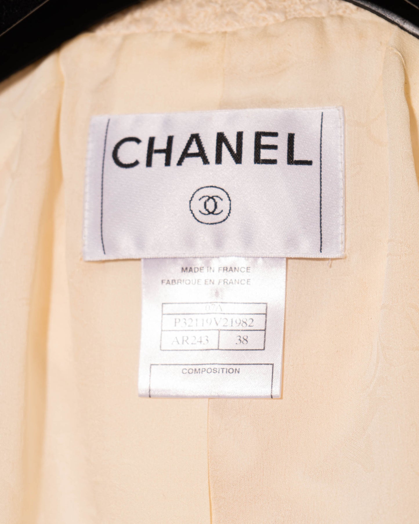 FR36-38 Rare Chanel Fall 2007 Two Pocket Chain Detail Trim Cream Tweed Cropped Cut Jacket - Vintage Chanel Jacket -   - Rarchive.