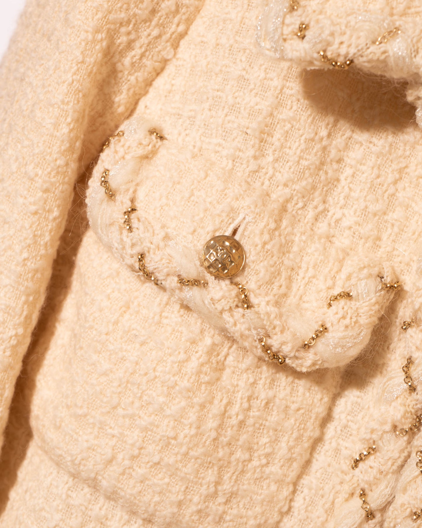 FR36-38 Rare Chanel Fall 2007 Two Pocket Chain Detail Trim Cream Tweed Cropped Cut Jacket - Vintage Chanel Jacket - - Rarchive.