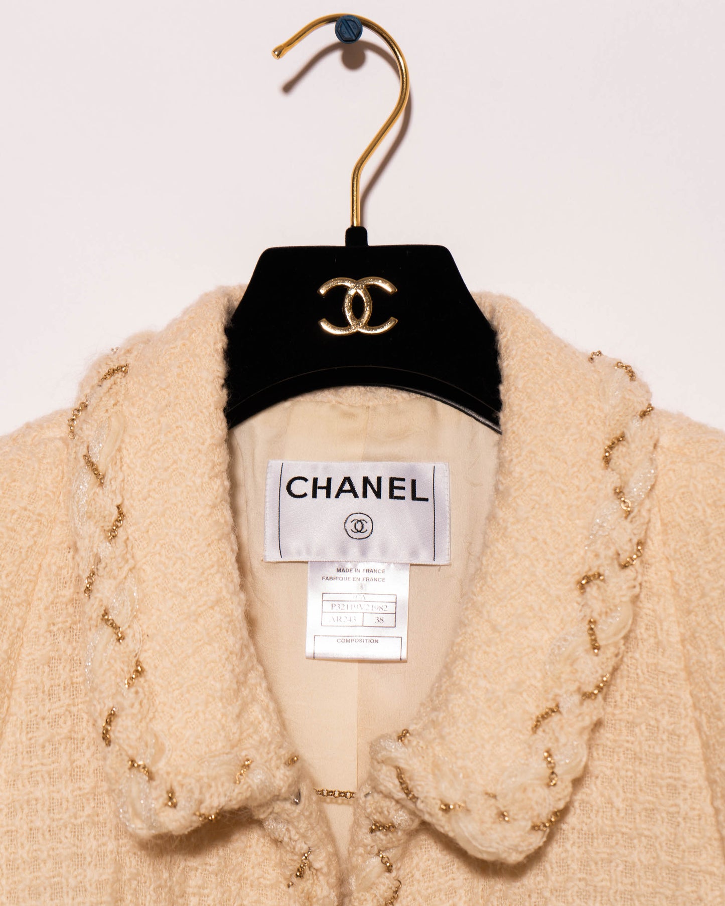 FR36-38 Rare Chanel Fall 2007 Two Pocket Chain Detail Trim Cream Tweed Cropped Cut Jacket - Vintage Chanel Jacket - - Rarchive.