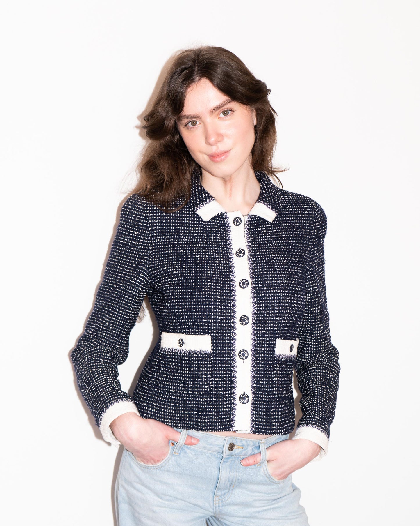 FR36-38 Chanel Cruise 1996 Two-Pocket Navy and White Tweed Jacket - Vintage Chanel Jacket - - Rarchive.