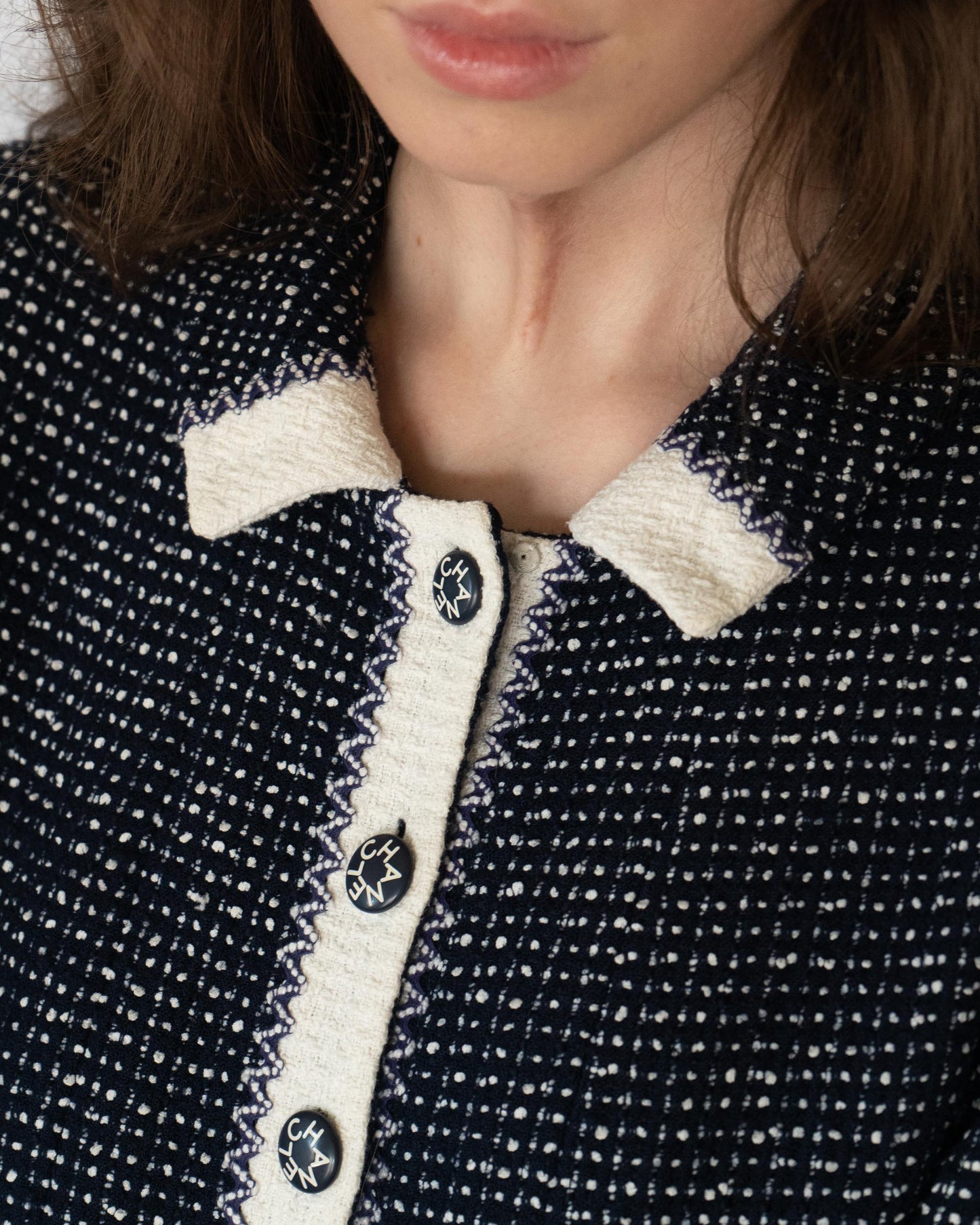 FR36-38 Chanel Cruise 1996 Two-Pocket Navy and White Tweed Jacket - Vintage Chanel Jacket - - Rarchive.