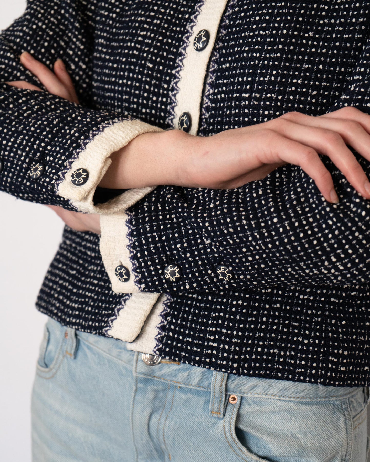 FR36-38 Chanel Cruise 1996 Two-Pocket Navy and White Tweed Jacket - Vintage Chanel Jacket - - Rarchive.