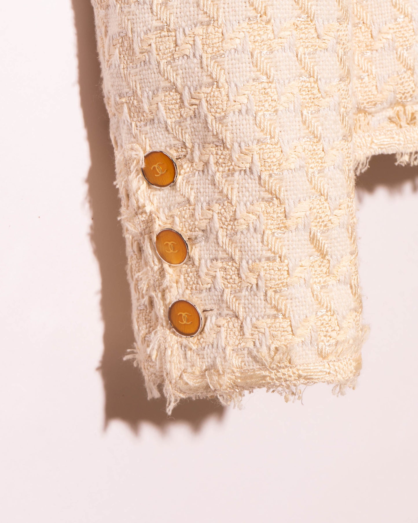 FR38-40 Chanel Spring 2005 Classic Collarless Two Pocket Cream Fantasy Tweed Jacket - Vintage Chanel Jacket - - Rarchive.