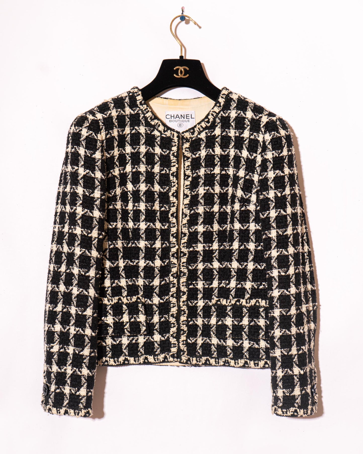 FR38-40 Chanel Cruise 1998 Collarless Two Pocket Black and White Tweed Jacket - Vintage Chanel Jacket - - Rarchive.