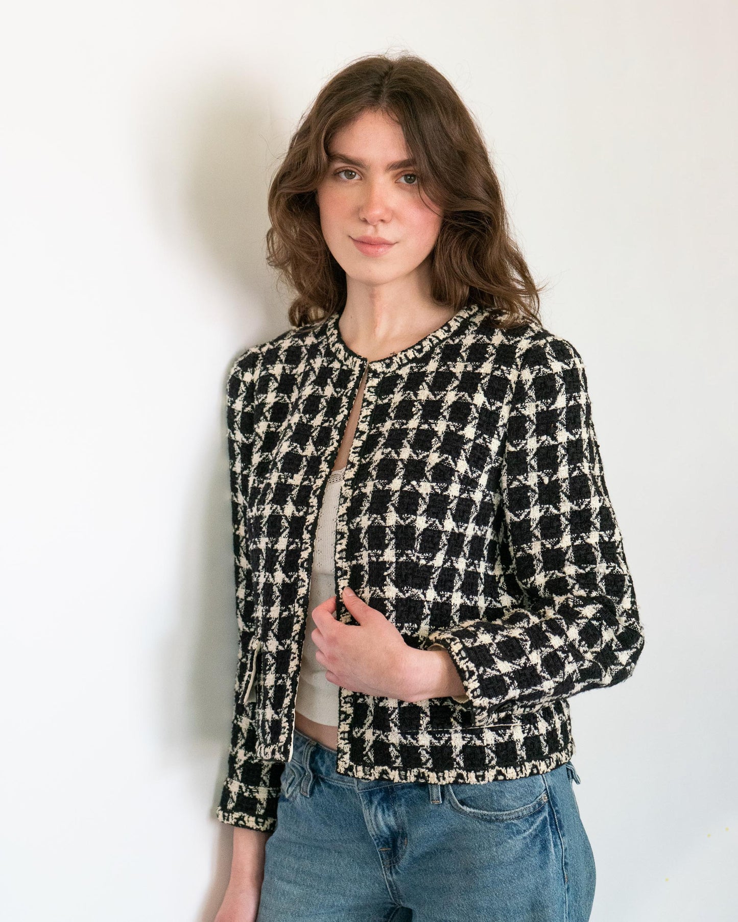 FR38-40 Chanel Cruise 1998 Collarless Two Pocket Black and White Tweed Jacket - Vintage Chanel Jacket - - Rarchive.