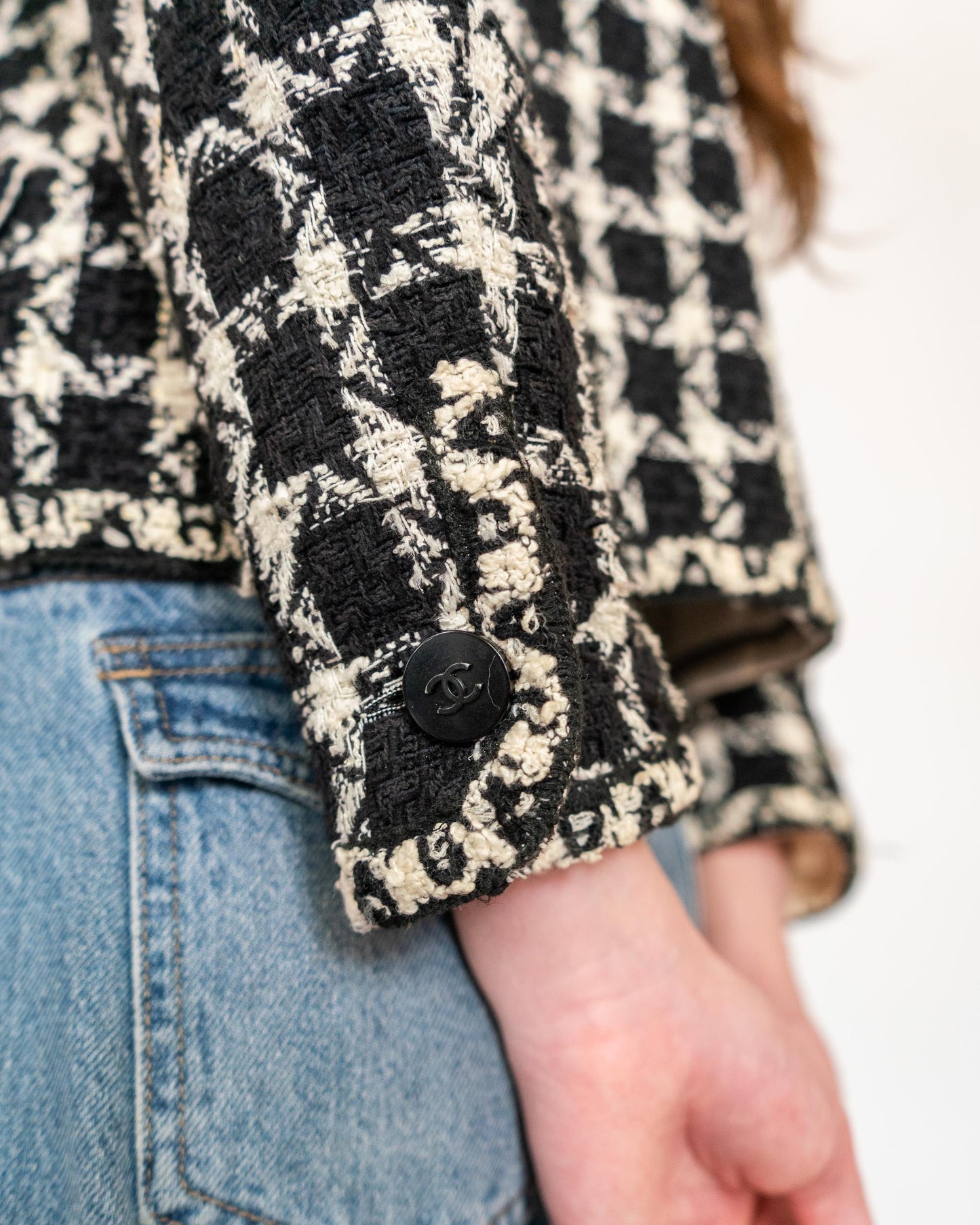 FR38-40 Chanel Cruise 1998 Collarless Two Pocket Black and White Tweed Jacket - Vintage Chanel Jacket - - Rarchive.
