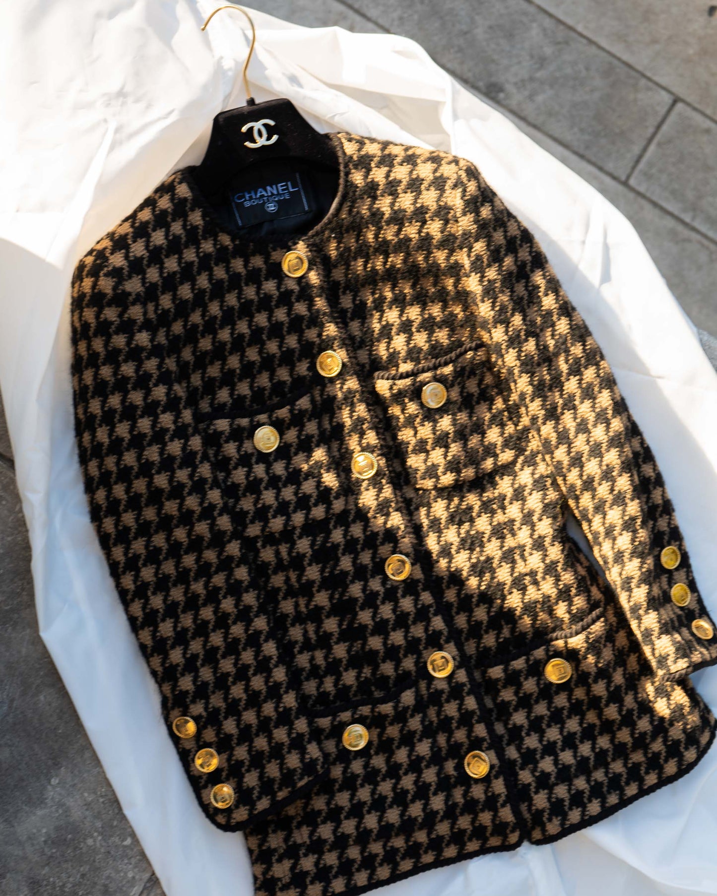 FR34-36 Chanel 1980s Collarless Four Pocket Houndstooth Tweed Jacket - Vintage Chanel Jacket - - Rarchive.