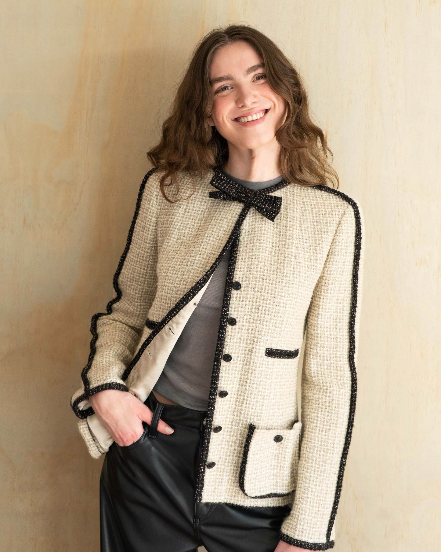 FR36-38 Chanel Fall 2003 Collarless Long Sleeve Wool Tweed Jacket with Bow Closure