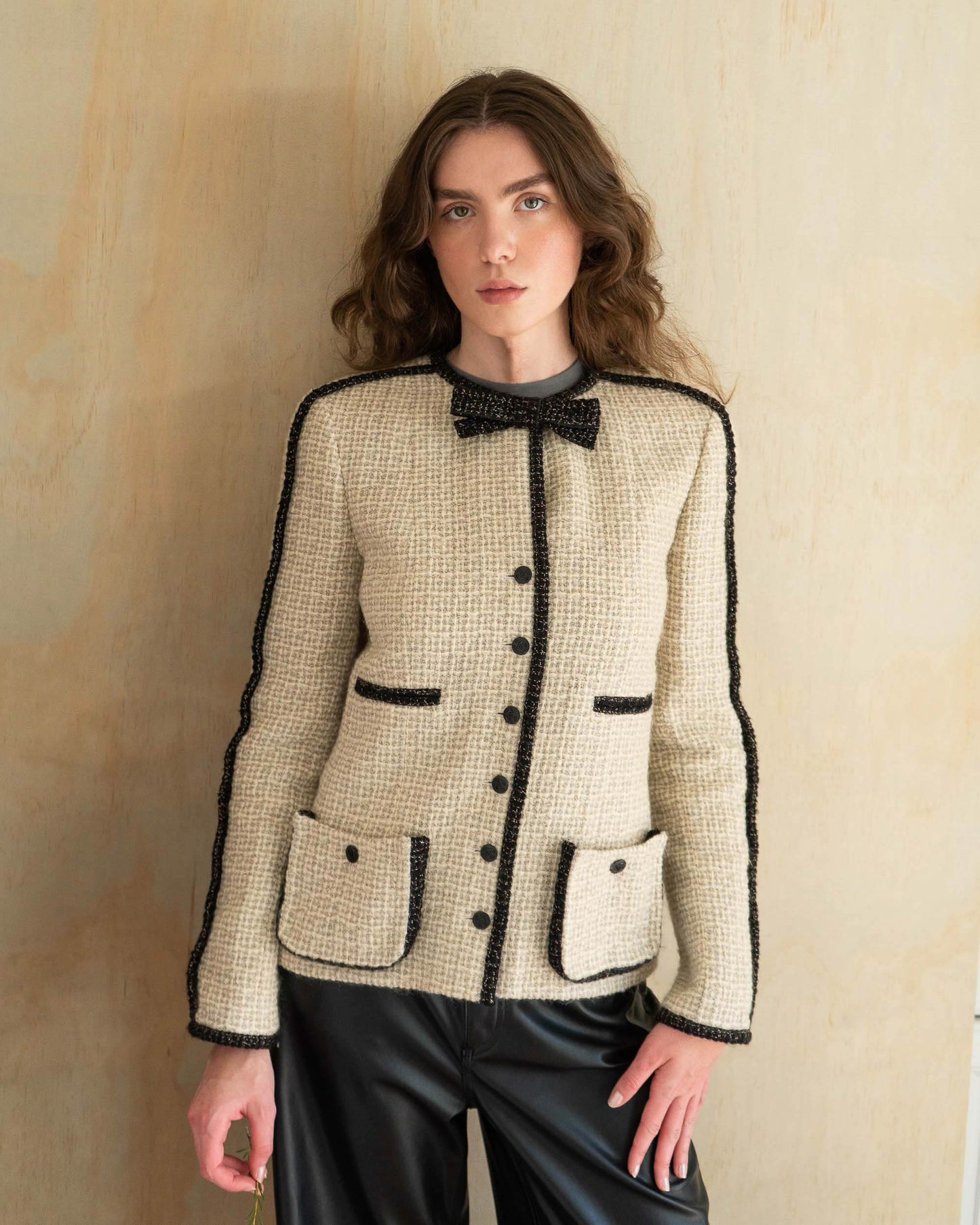 FR36-38 Chanel Fall 2003 Collarless Long Sleeve Wool Tweed Jacket with Bow Closure