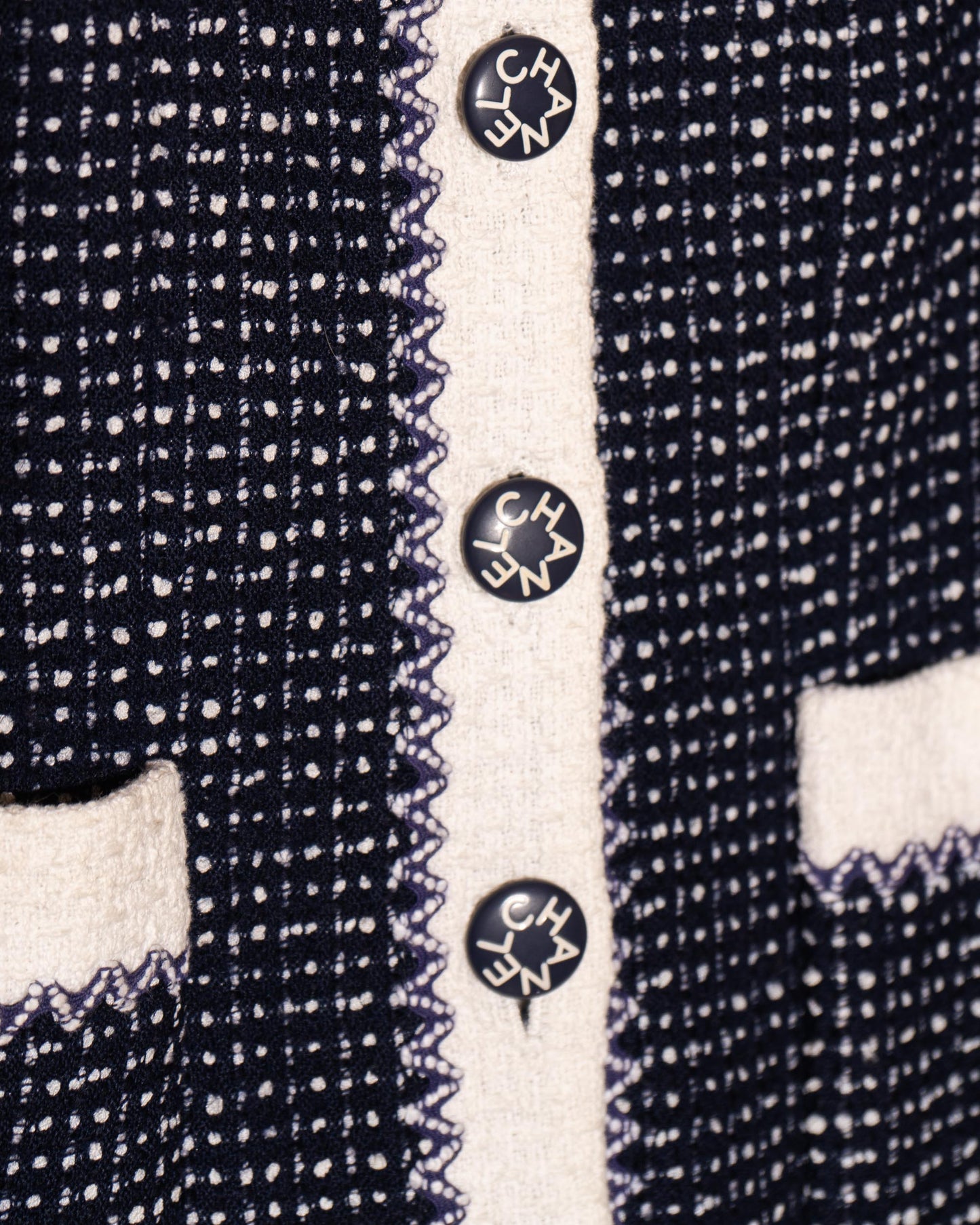 FR36-38 Chanel Cruise 1996 Two-Pocket Navy and White Tweed Jacket - Vintage Chanel Jacket - - Rarchive.