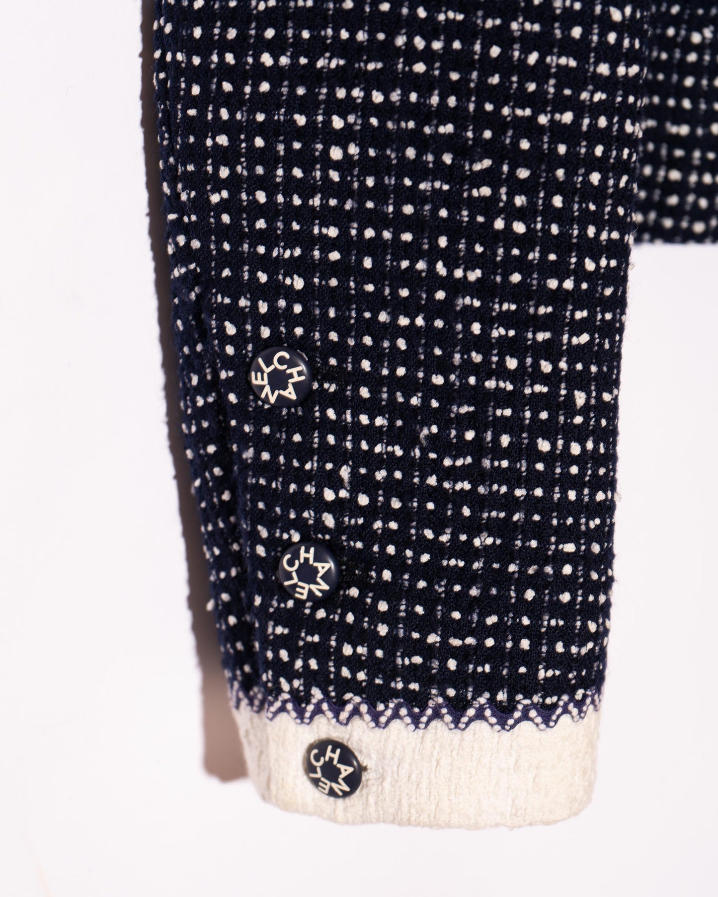 FR36-38 Chanel Cruise 1996 Two-Pocket Navy and White Tweed Jacket - Vintage Chanel Jacket - - Rarchive.