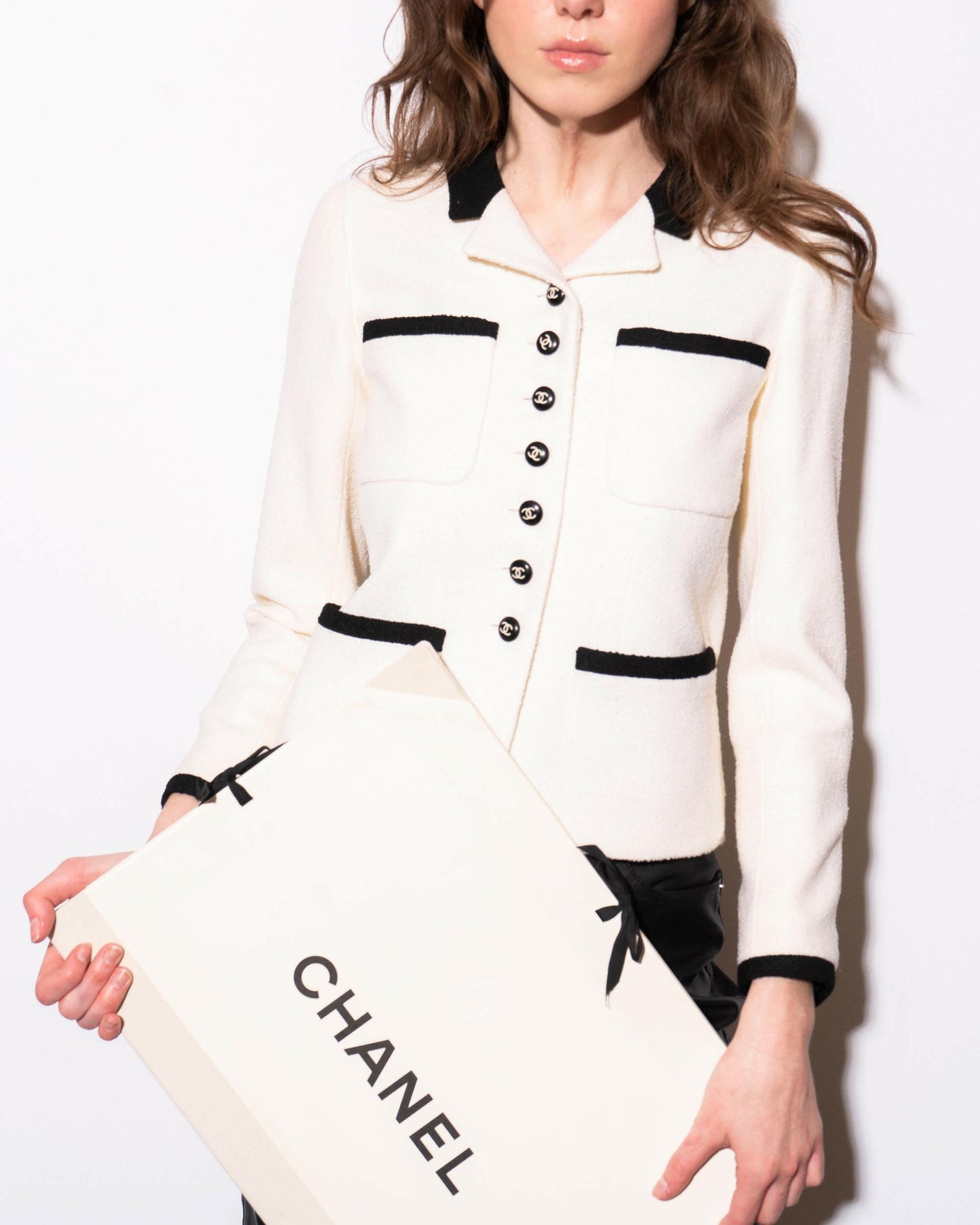 FR34-36 Rare Chanel Cruise 1996 Four Pocket Contrasting Trim Ivory White Tweed Jacket - Vintage Chanel Jacket - - Rarchive.