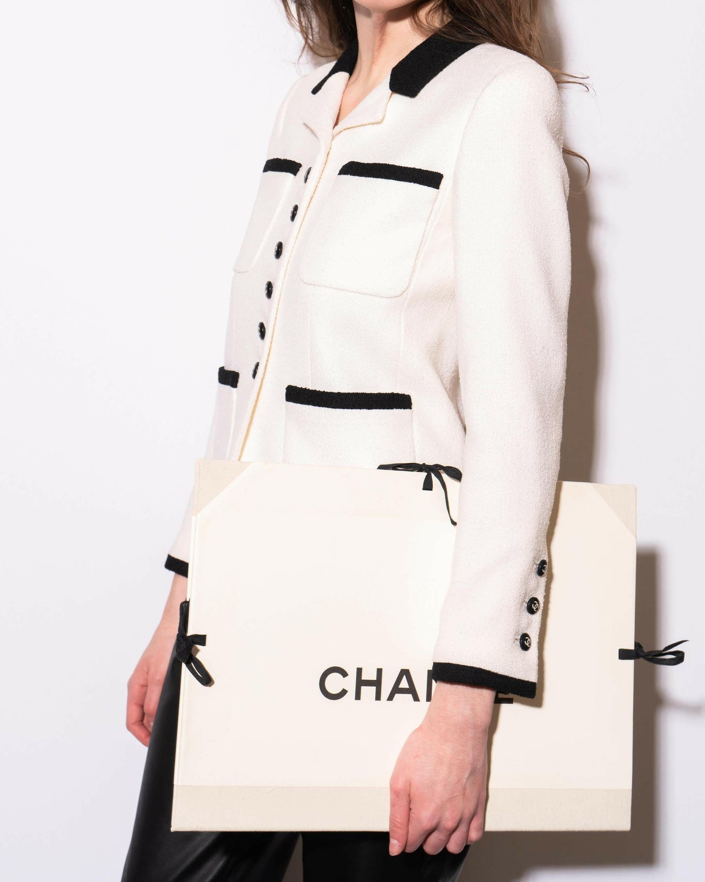 FR34-36 Rare Chanel Cruise 1996 Four Pocket Contrasting Trim Ivory White Tweed Jacket - Vintage Chanel Jacket - - Rarchive.