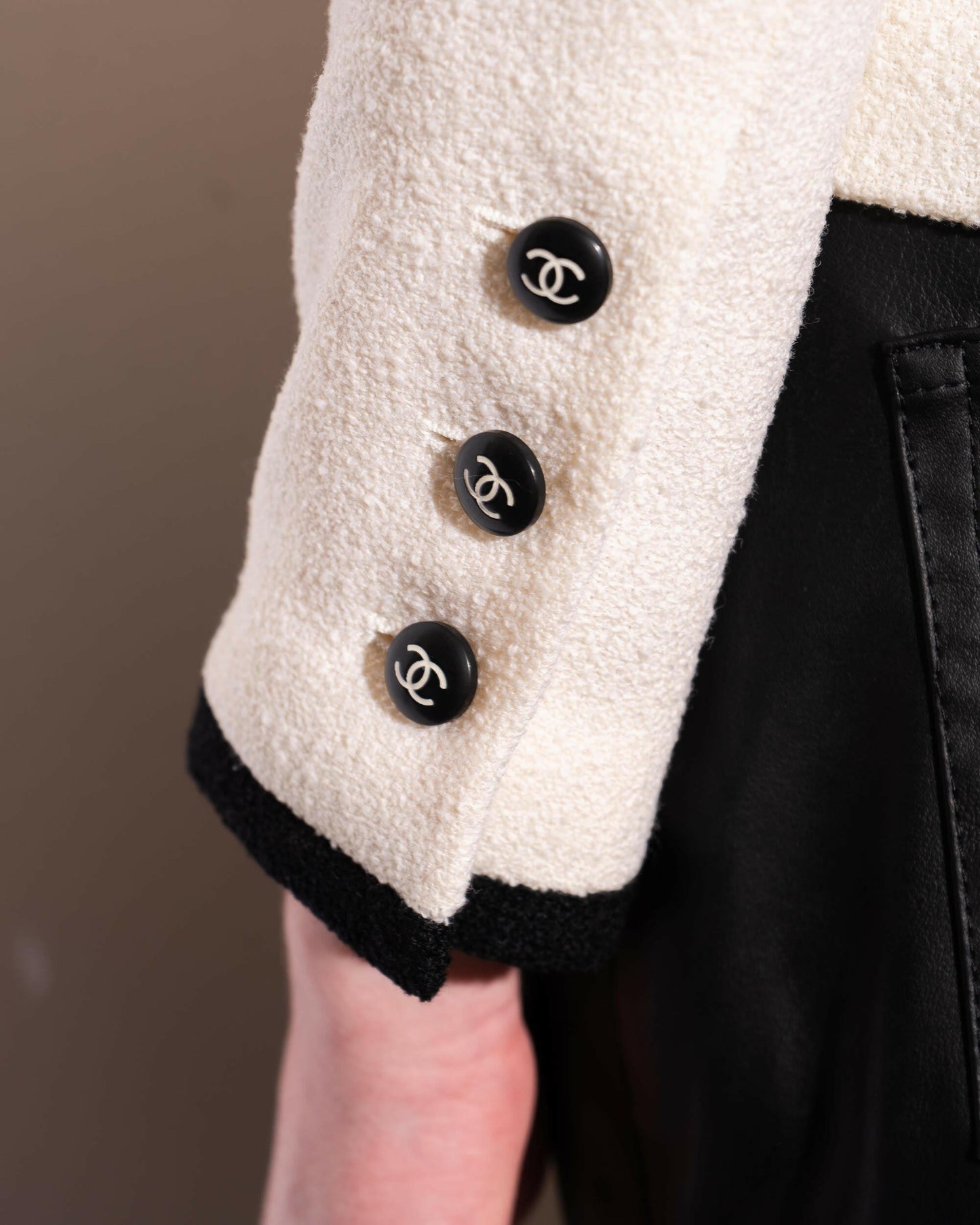 FR34-36 Rare Chanel Cruise 1996 Four Pocket Contrasting Trim Ivory White Tweed Jacket - Vintage Chanel Jacket - - Rarchive.