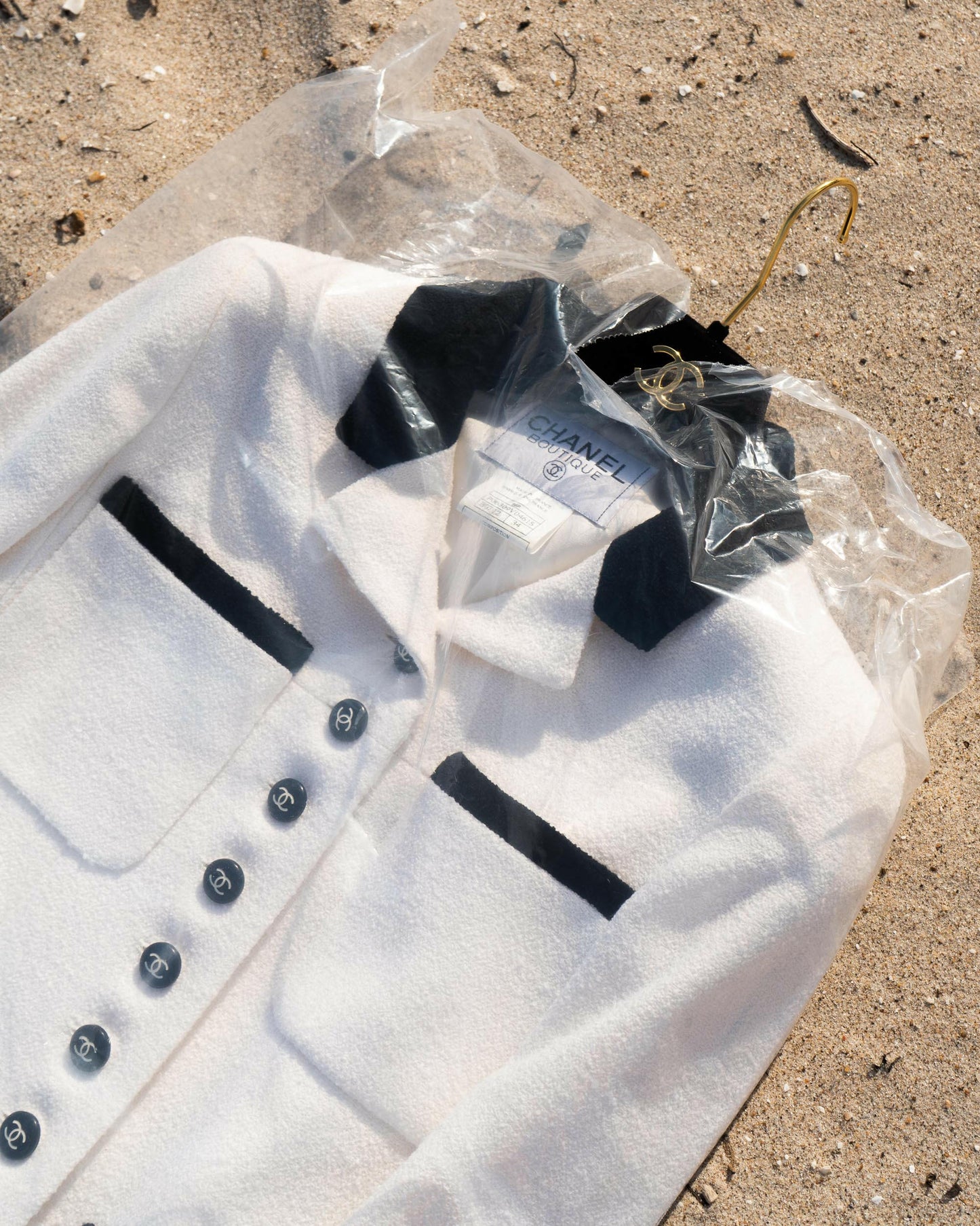 FR34-36 Rare Chanel Cruise 1996 Four Pocket Contrasting Trim Ivory White Tweed Jacket - Vintage Chanel Jacket - - Rarchive.