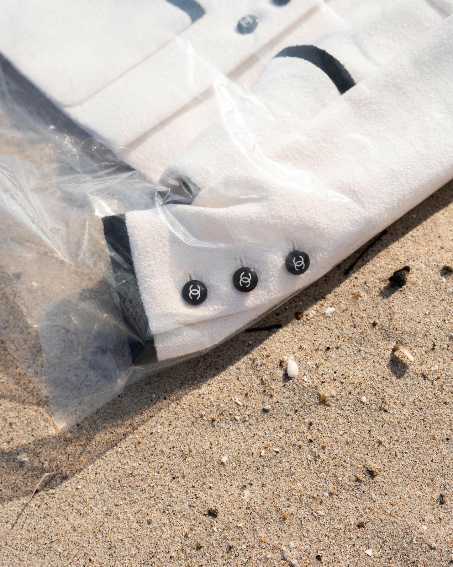 FR34-36 Rare Chanel Cruise 1996 Four Pocket Contrasting Trim Ivory White Tweed Jacket - Vintage Chanel Jacket - - Rarchive.