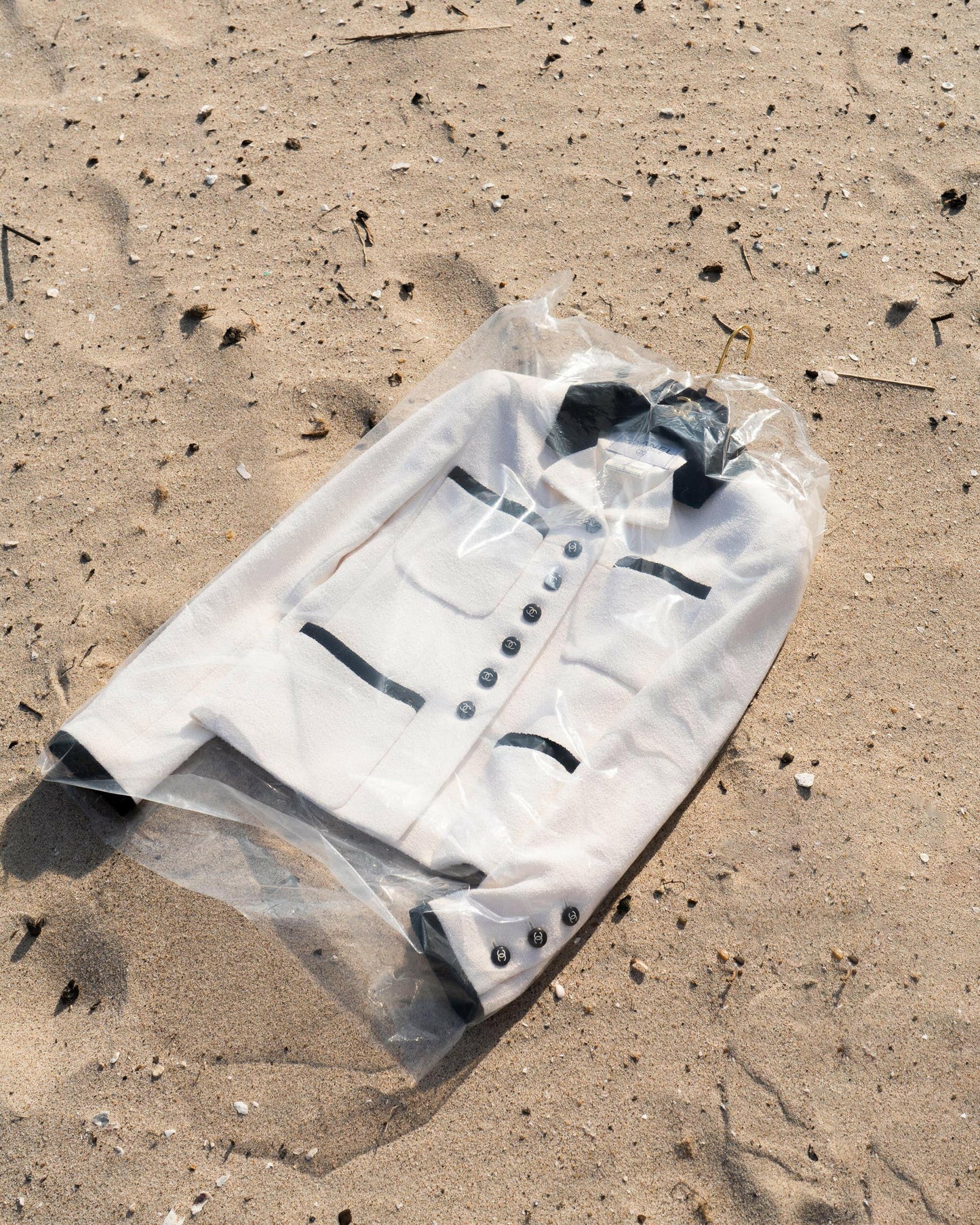 FR34-36 Rare Chanel Cruise 1996 Four Pocket Contrasting Trim Ivory White Tweed Jacket - Vintage Chanel Jacket - - Rarchive.