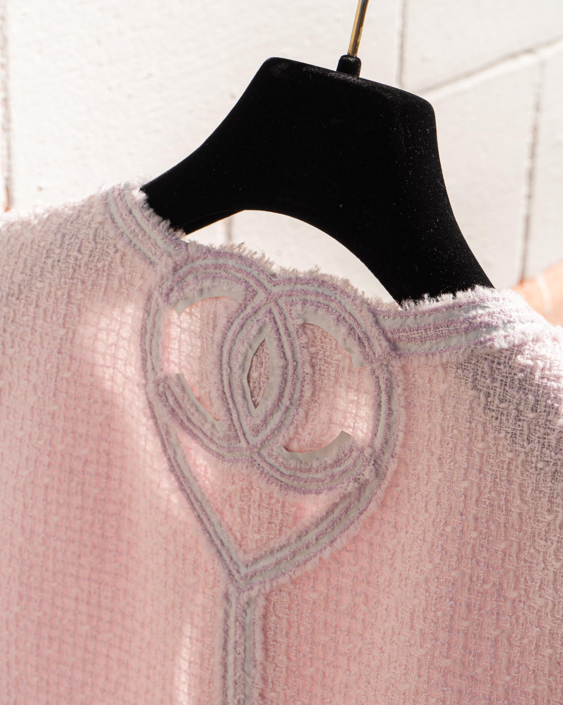 FR36-38 Rare Chanel Cruise 2009 Interlocking C Logo and Heart Detail Pink Tweed Jacket - Vintage Chanel Jacket -   - Rarchive.