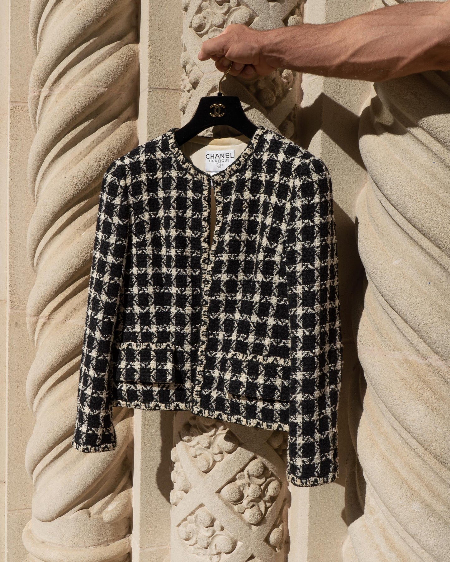 FR38-40 Chanel Cruise 1998 Collarless Two Pocket Black and White Tweed Jacket - Vintage Chanel Jacket - - Rarchive.