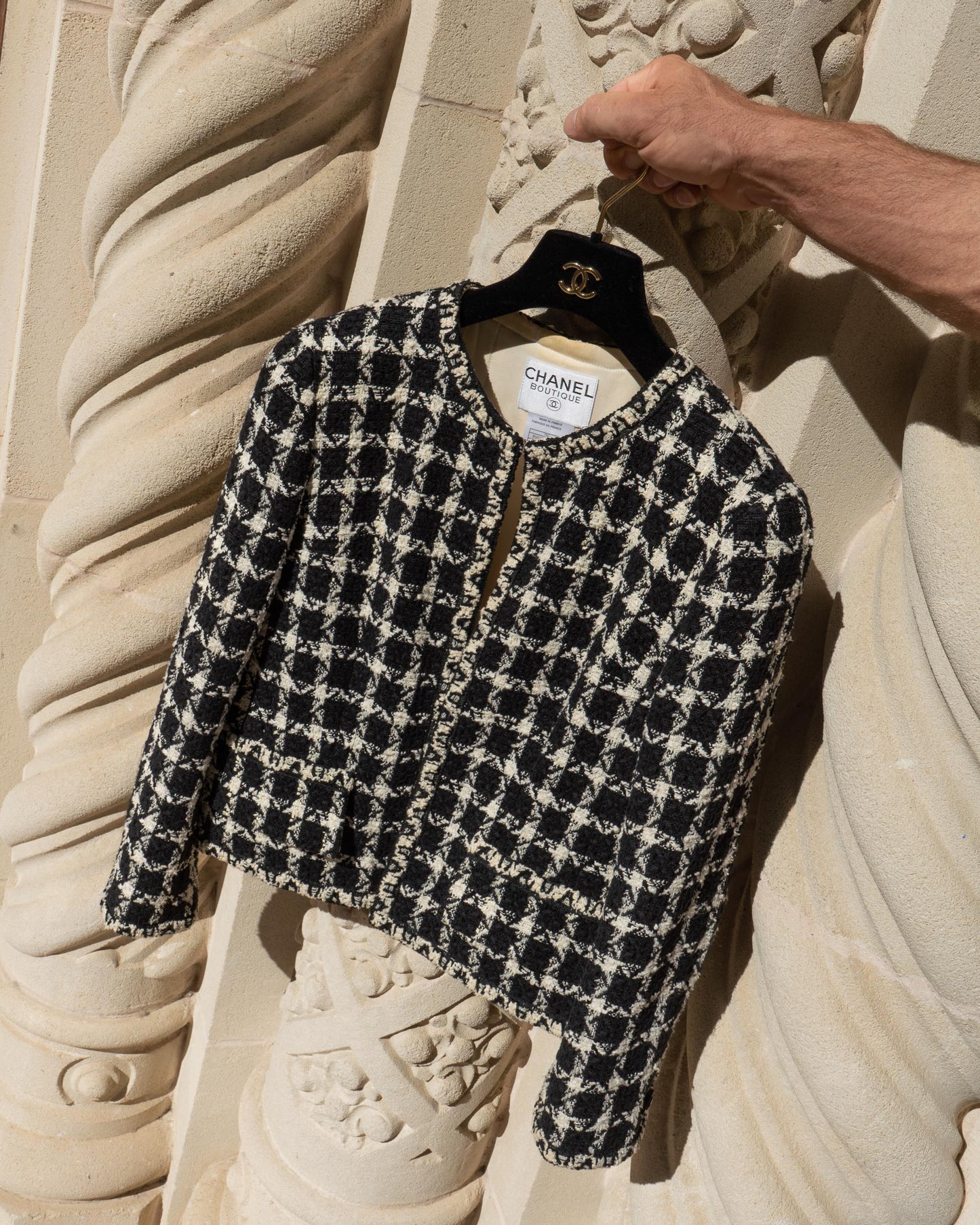 FR38-40 Chanel Cruise 1998 Collarless Two Pocket Black and White Tweed Jacket - Vintage Chanel Jacket - - Rarchive.