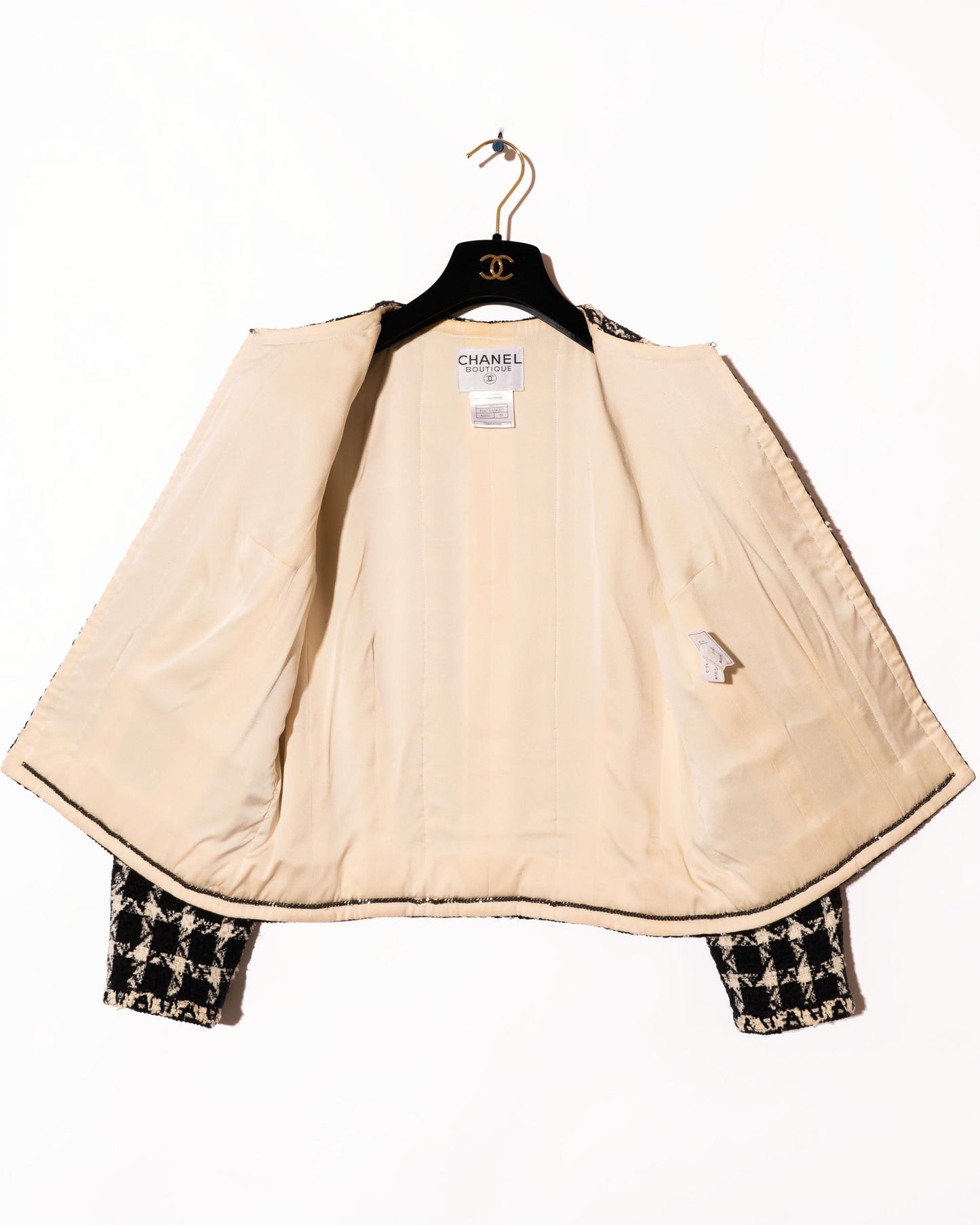 FR38-40 Chanel Cruise 1998 Collarless Two Pocket Black and White Tweed Jacket - Vintage Chanel Jacket - - Rarchive.