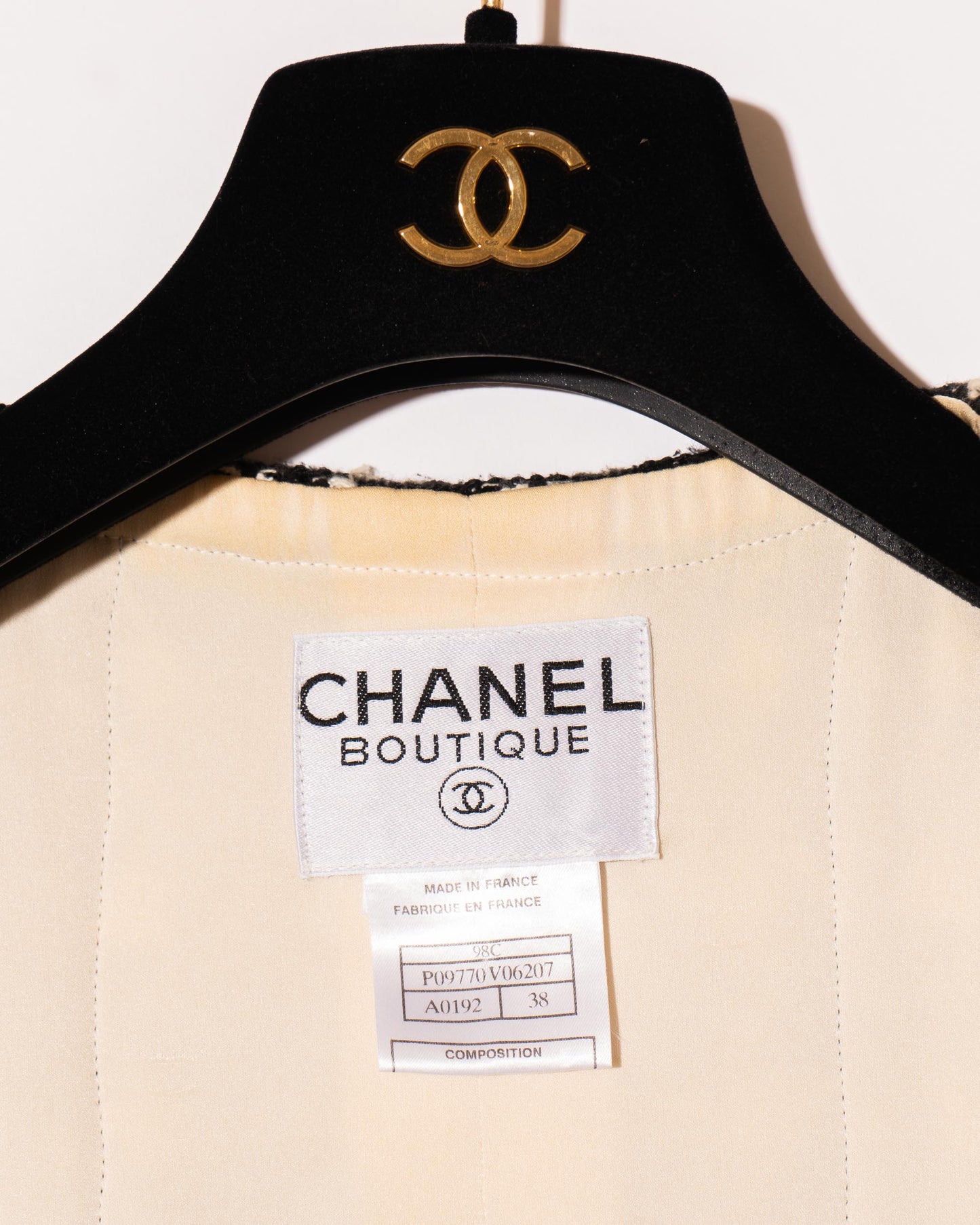 FR38-40 Chanel Cruise 1998 Collarless Two Pocket Black and White Tweed Jacket - Vintage Chanel Jacket - - Rarchive.