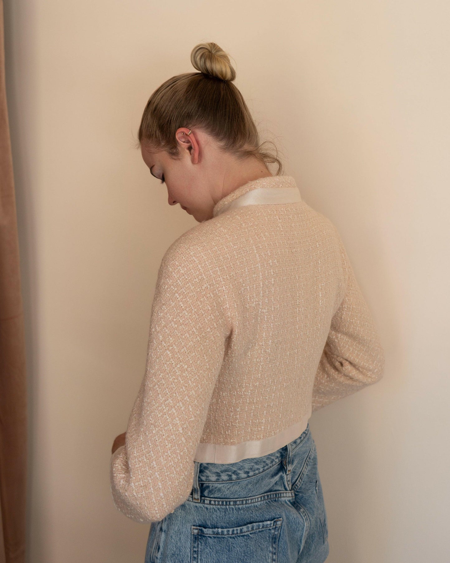 FR36-38 Rare Chanel Spring 1990 Two-Pocketed Cropped Light Pink Tweed Jacket - Vintage Chanel Jacket - - Rarchive.