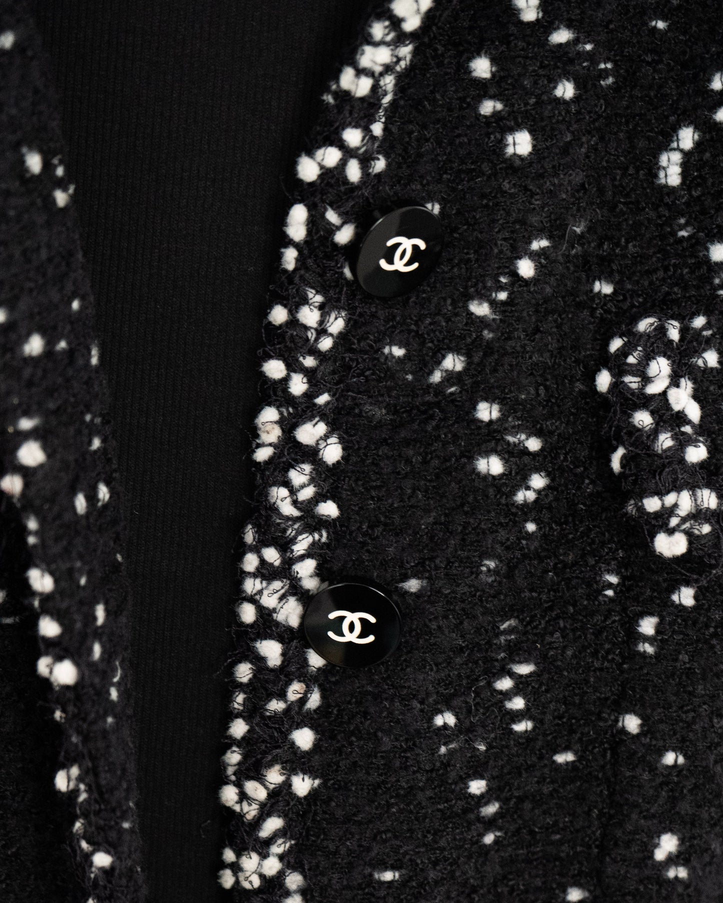 FR44-48 Chanel Fall 1995 Four Pocketed Tweed Boucle Jacket in Black and White - Vintage Chanel Jacket - - Rarchive.