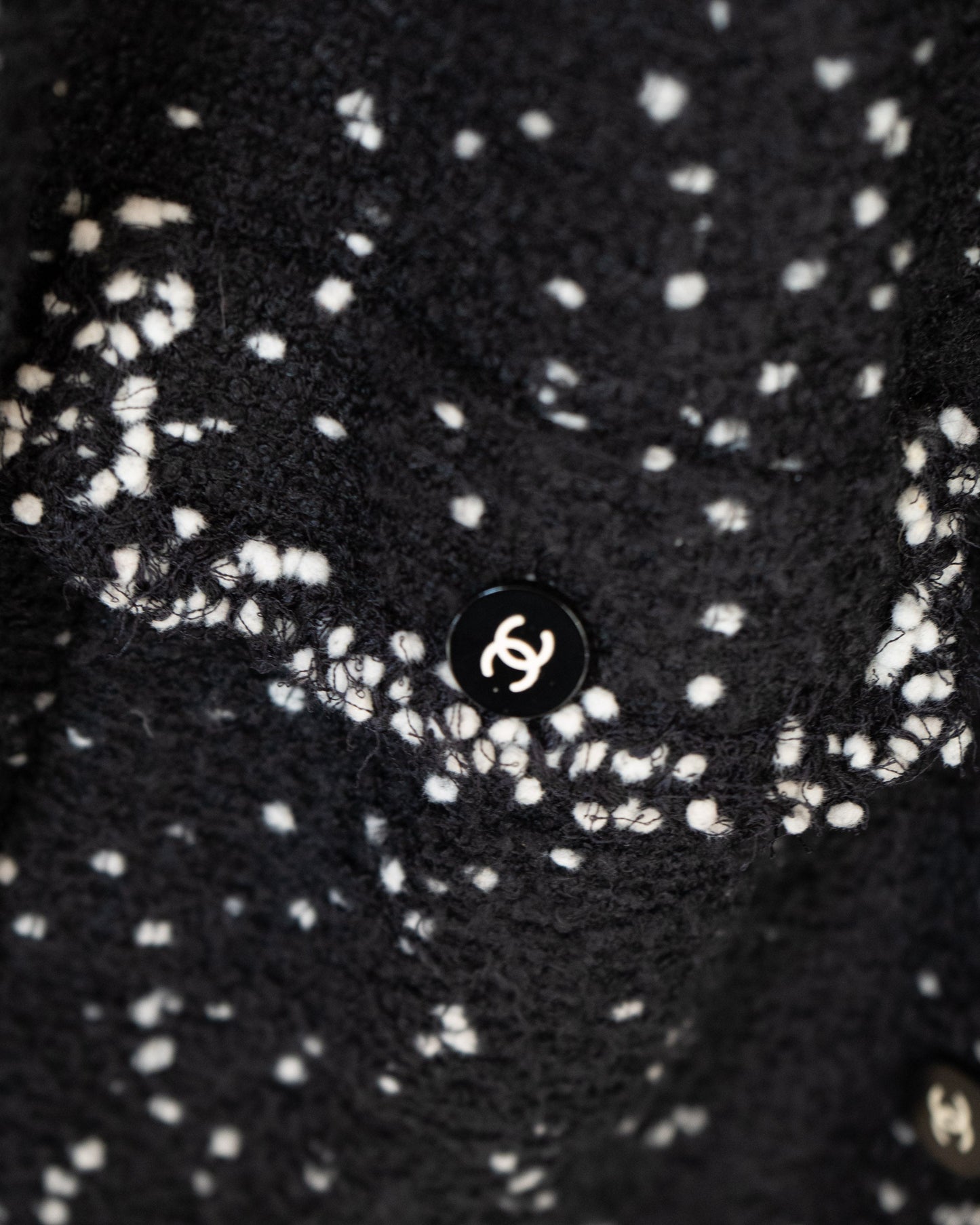 FR44-48 Chanel Fall 1995 Four Pocketed Tweed Boucle Jacket in Black and White - Vintage Chanel Jacket - - Rarchive.