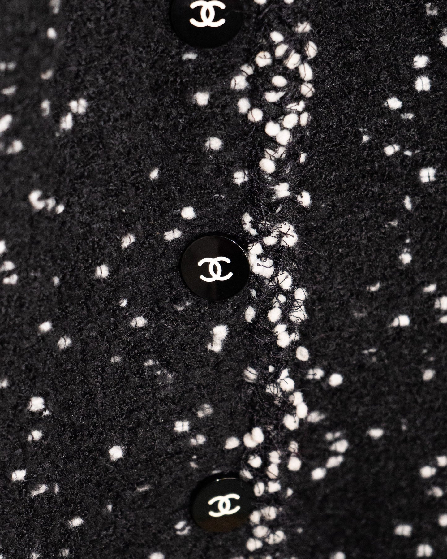 FR44-48 Chanel Fall 1995 Four Pocketed Tweed Boucle Jacket in Black and White - Vintage Chanel Jacket - - Rarchive.