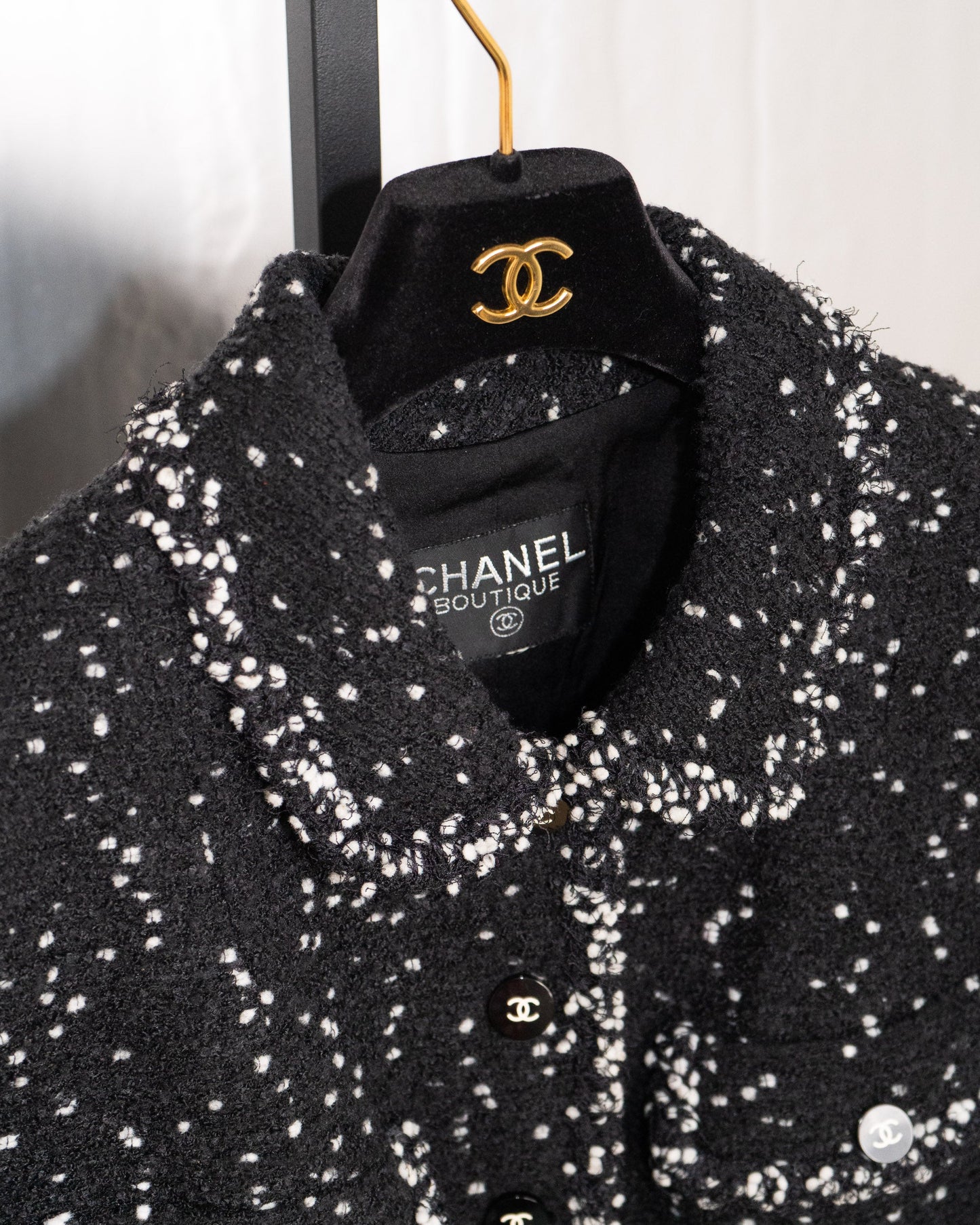 FR44-48 Chanel Fall 1995 Four Pocketed Tweed Boucle Jacket in Black and White - Vintage Chanel Jacket - - Rarchive.