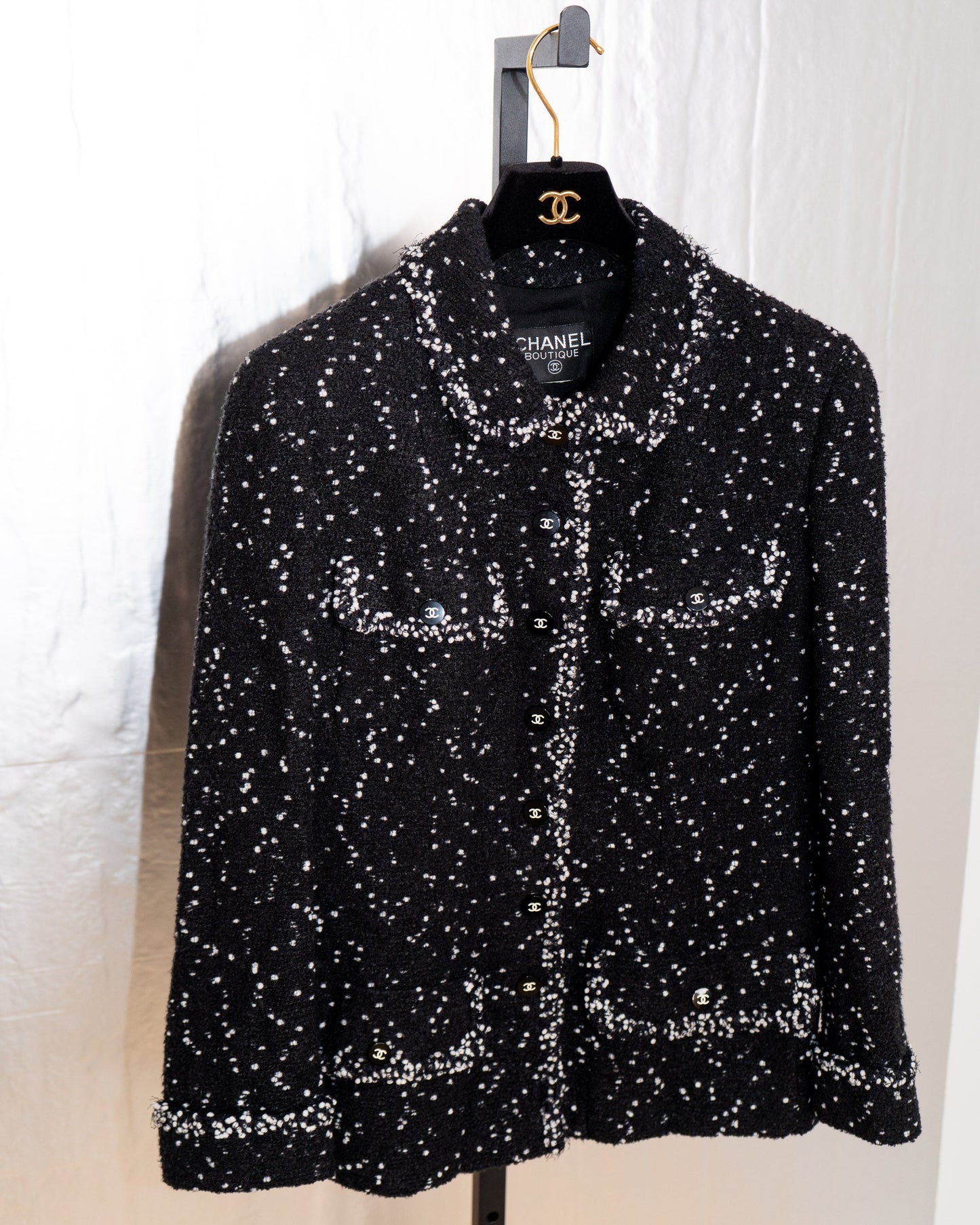 FR44-48 Chanel Fall 1995 Four Pocketed Tweed Boucle Jacket in Black and White - Vintage Chanel Jacket - - Rarchive.