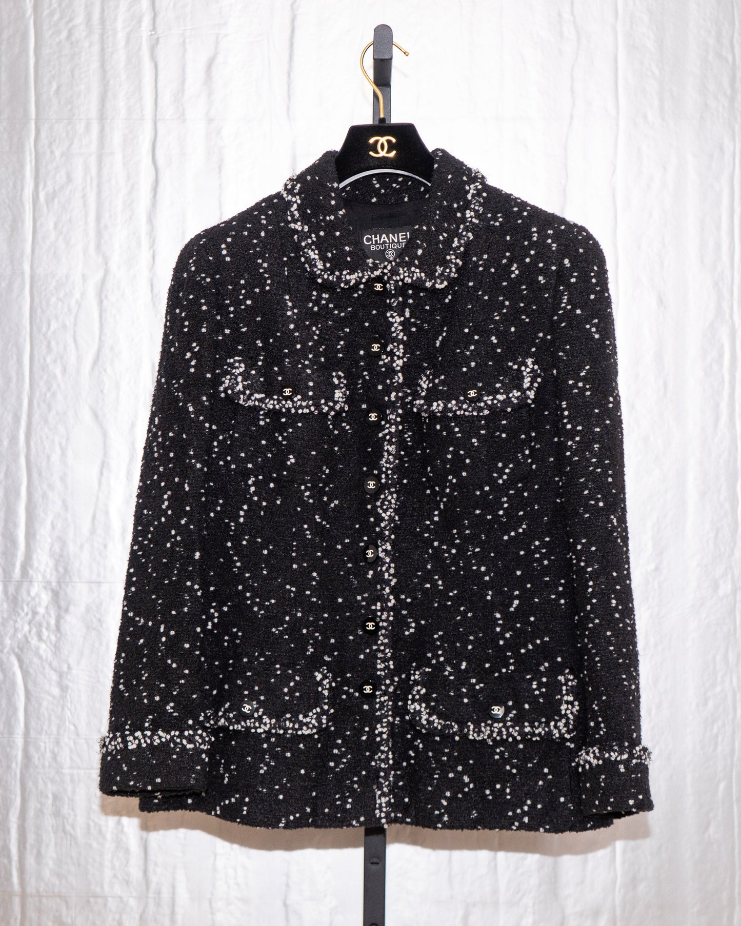FR44-48 Chanel Fall 1995 Four Pocketed Tweed Boucle Jacket in Black and White - Vintage Chanel Jacket - - Rarchive.