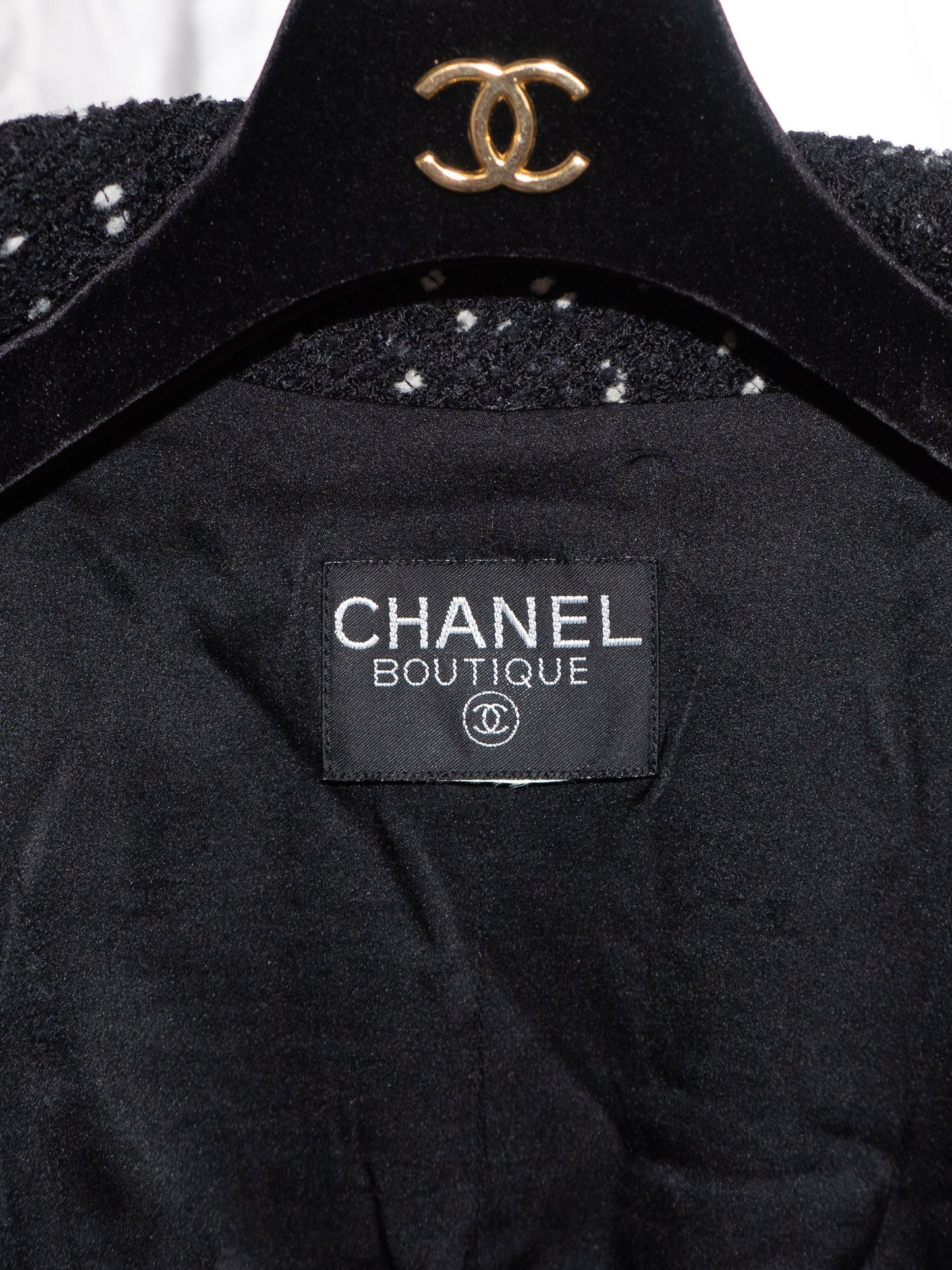 FR44-48 Chanel Fall 1995 Four Pocketed Tweed Boucle Jacket in Black and White - Vintage Chanel Jacket - - Rarchive.