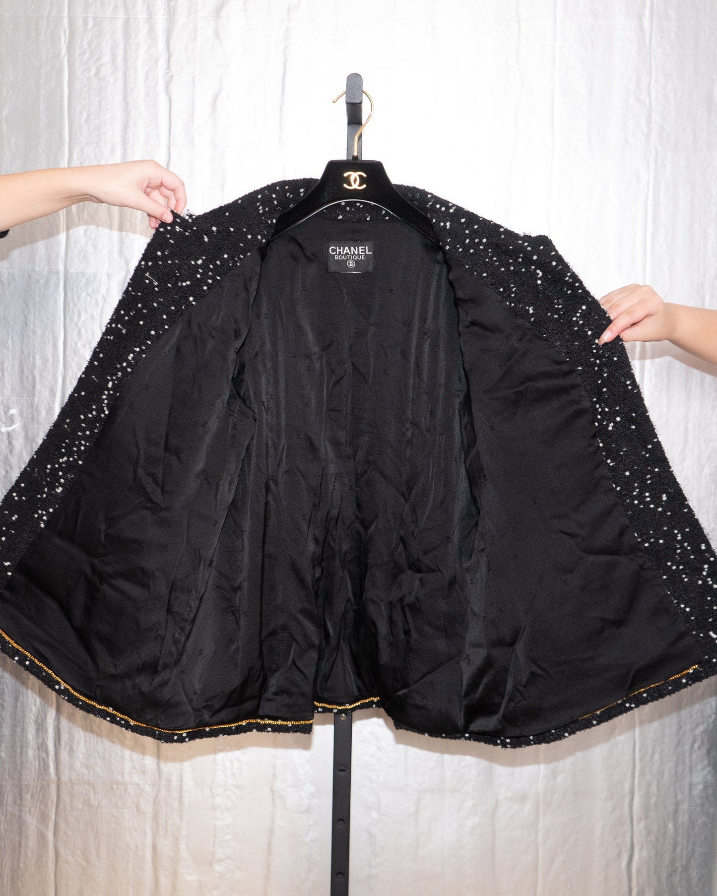 FR44-48 Chanel Fall 1995 Four Pocketed Tweed Boucle Jacket in Black and White - Vintage Chanel Jacket - - Rarchive.