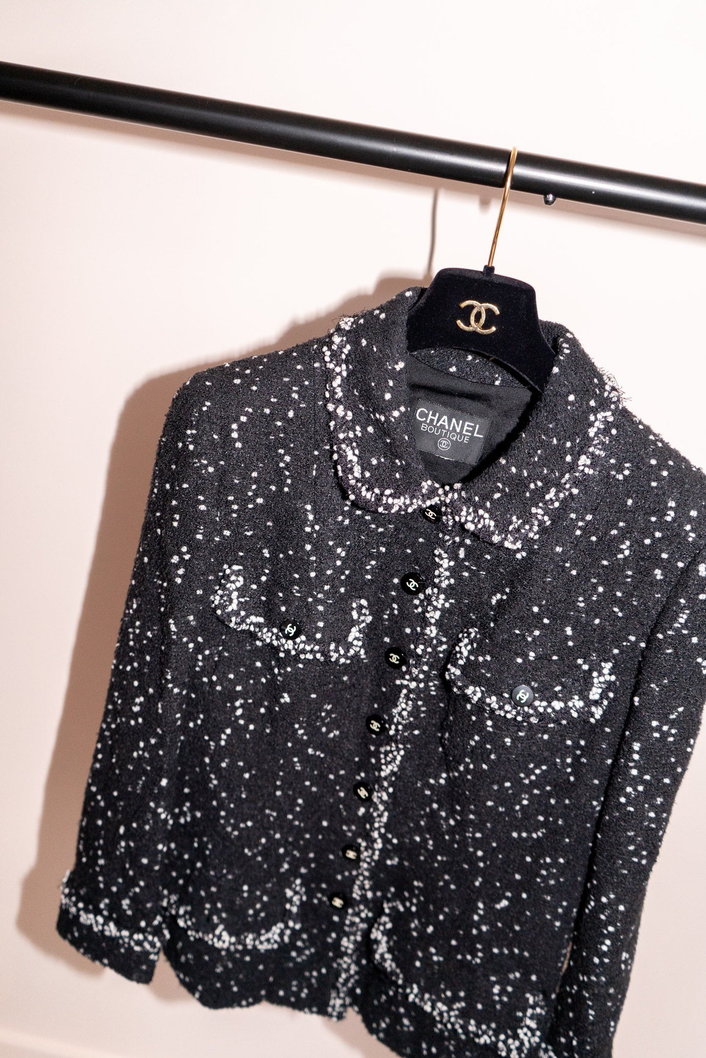 FR44-48 Chanel Fall 1995 Four Pocketed Tweed Boucle Jacket in Black and White - Vintage Chanel Jacket -   - Rarchive.