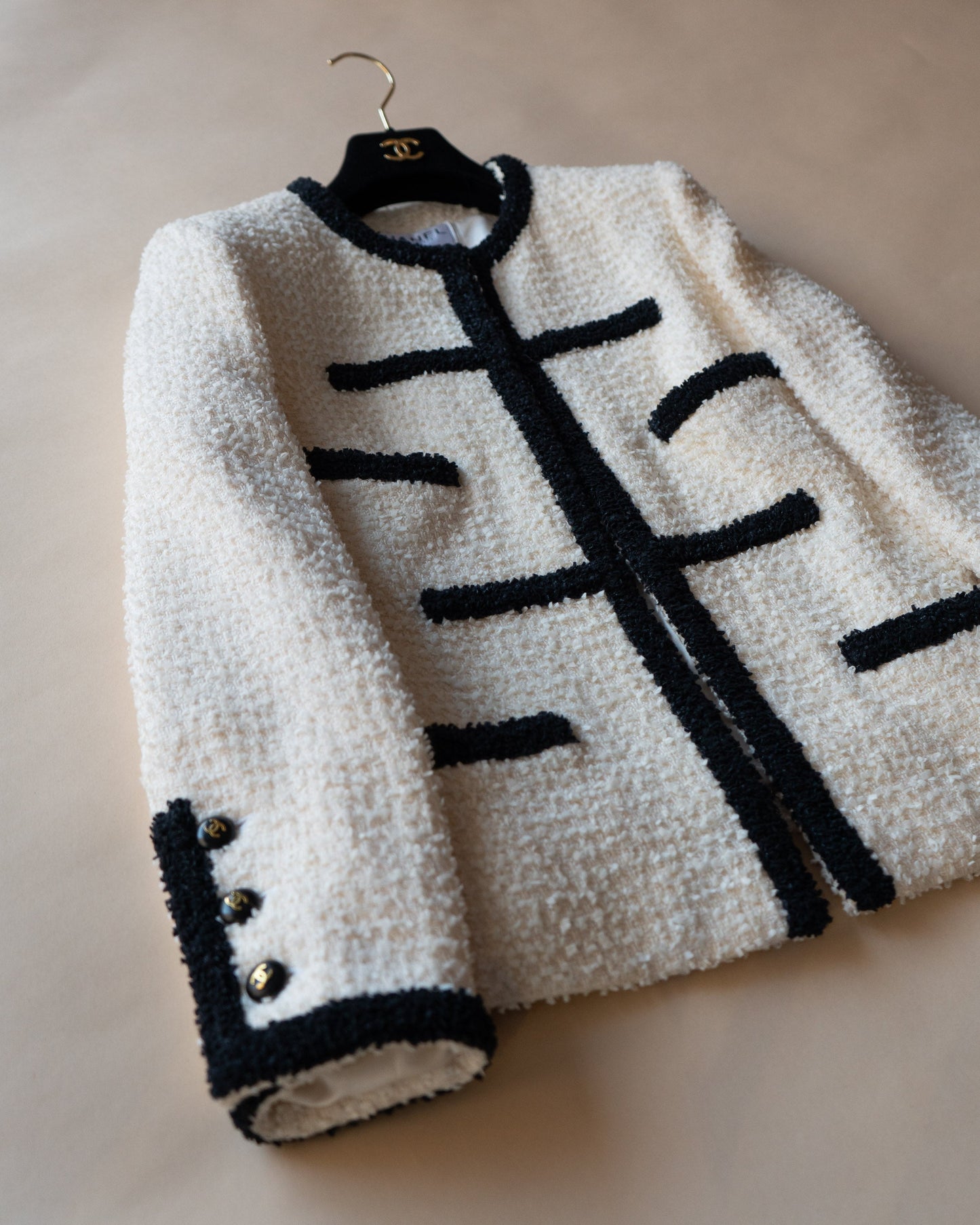 FR38-40 Rare Chanel Cruise 1995 Four Pocketed Tweed Boucle Jacket in Black and Cream - Vintage Chanel Jacket - - Rarchive.