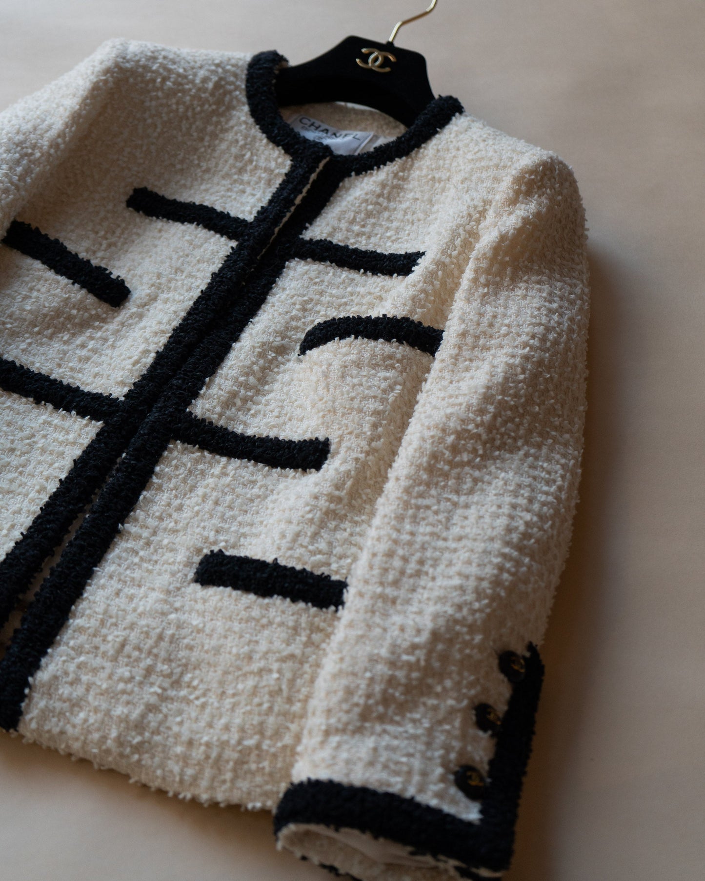 FR38-40 Rare Chanel Cruise 1995 Four Pocketed Tweed Boucle Jacket in Black and Cream - Vintage Chanel Jacket - - Rarchive.
