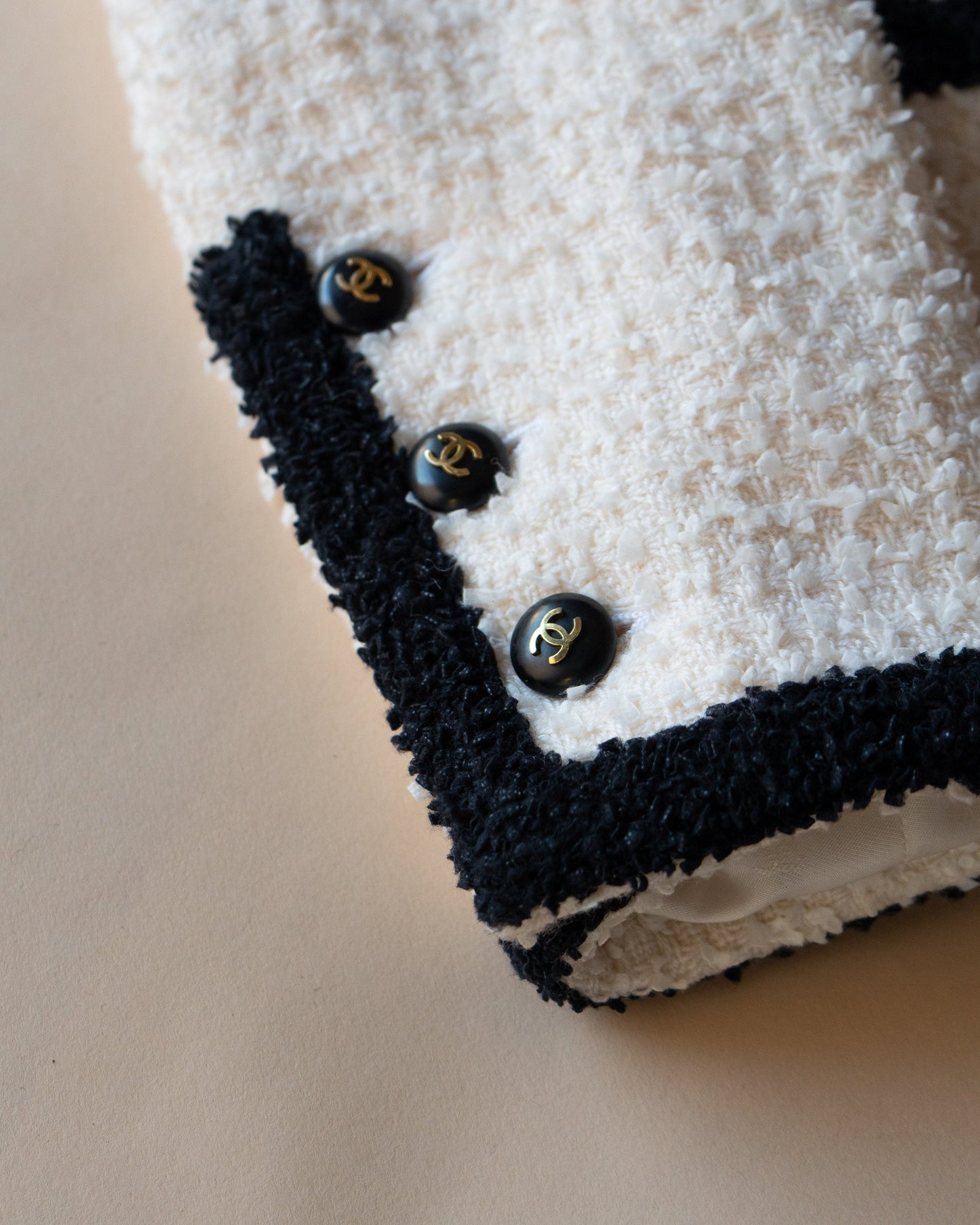 FR38-40 Rare Chanel Cruise 1995 Four Pocketed Tweed Boucle Jacket in Black and Cream - Vintage Chanel Jacket - - Rarchive.