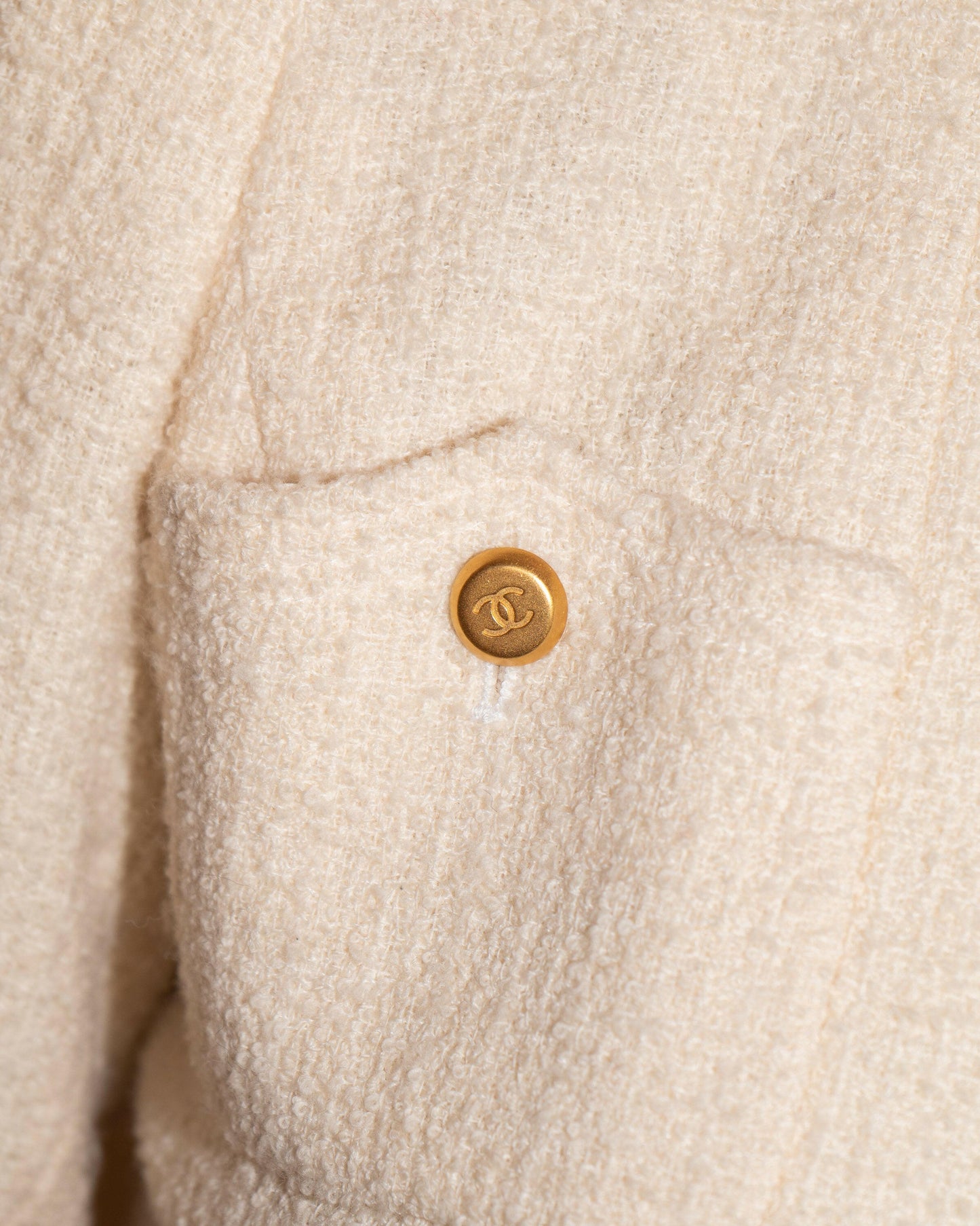 FR34-36 Chanel Fall 1996 Collarless Two-Pocketed Belted Jacket in Cream Tweed - Vintage Chanel Jacket - - Rarchive.